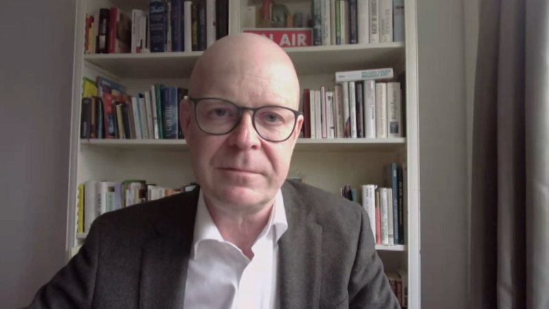 Heute haben die führenden Wirtschaftsforscher ihre früheren Prognosen wieder einkassiert und fürs laufende Jahr halbiert. BR-Wirtschaftsexperte Gabriel Wirth mit einer Einschätzung. | Bild: BR Heute haben die führenden Wirtschaftsforscher ihre früheren Prognosen wieder einkassiert und fürs laufende Jahr halbiert. BR-Wirtschaftsexperte Gabriel Wirth mit einer Einschätzung.