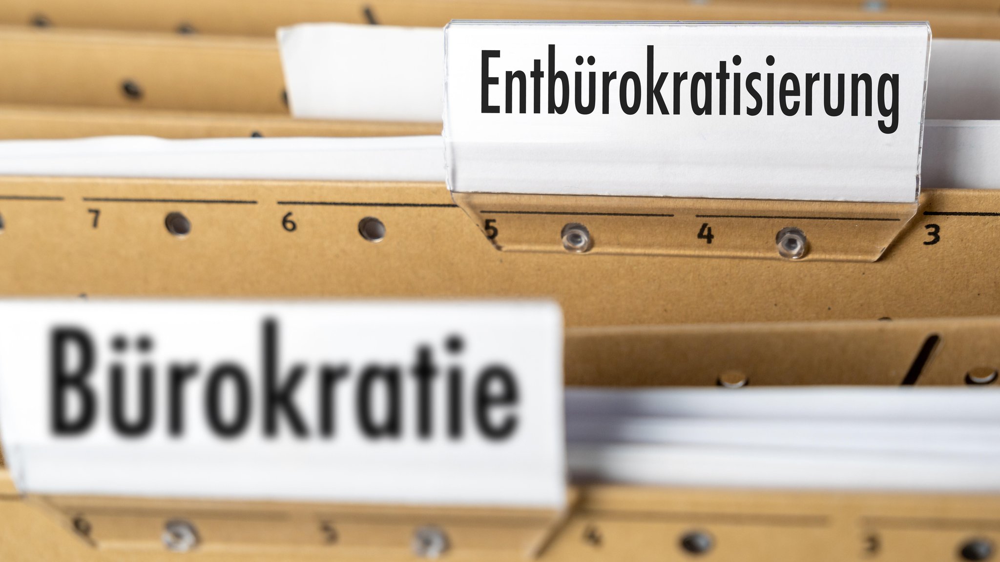 Ein Karteikasten mit dem Eintrag Entbürokratisierung und dem Stichwort Bürokratie. (Fotomontage) | Bild: picture alliance / CHROMORANGE | MICHAEL BIHLMAYER Ein Karteikasten mit dem Eintrag Entbürokratisierung und dem Stichwort Bürokratie. (Fotomontage)