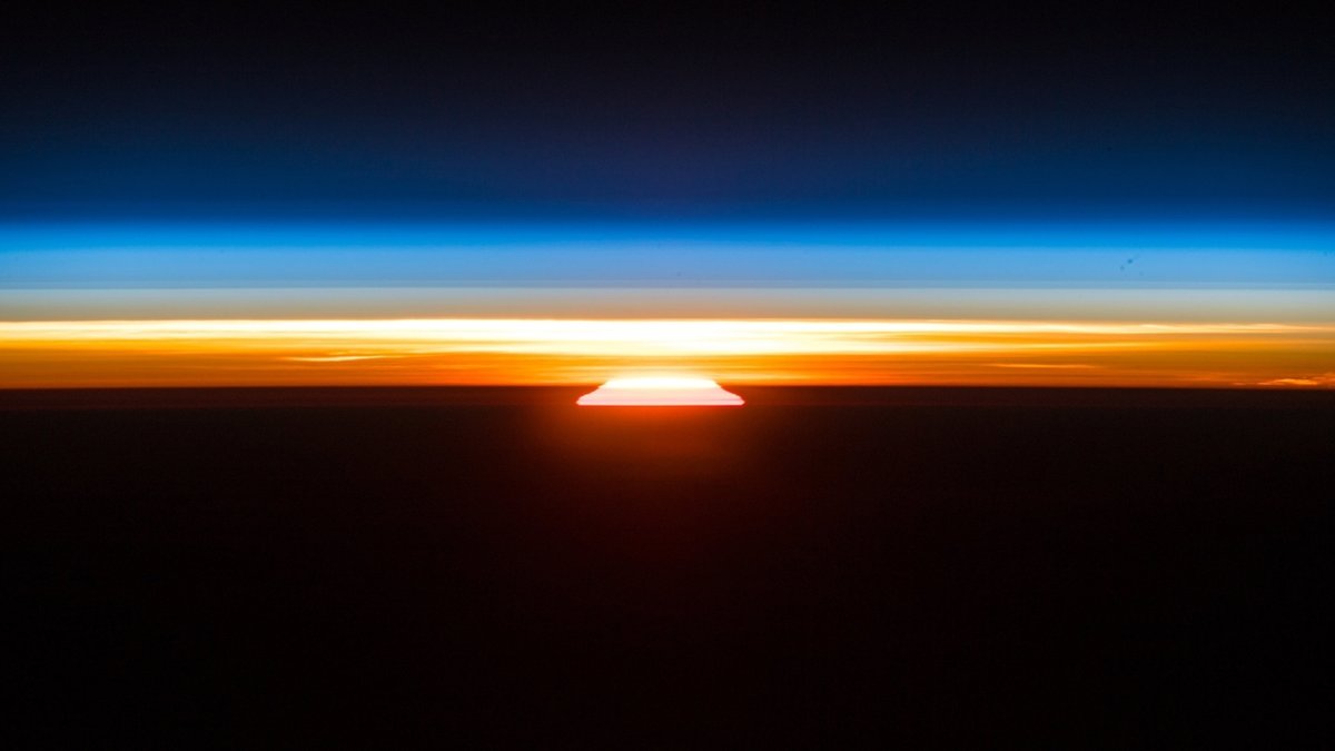 Das vom deutschen Astronauten Alexander Gerst gemachte Foto zeigt den Sonnenaufgang - aufgenommen an Bord der Internationalen Raumstation (ISS).