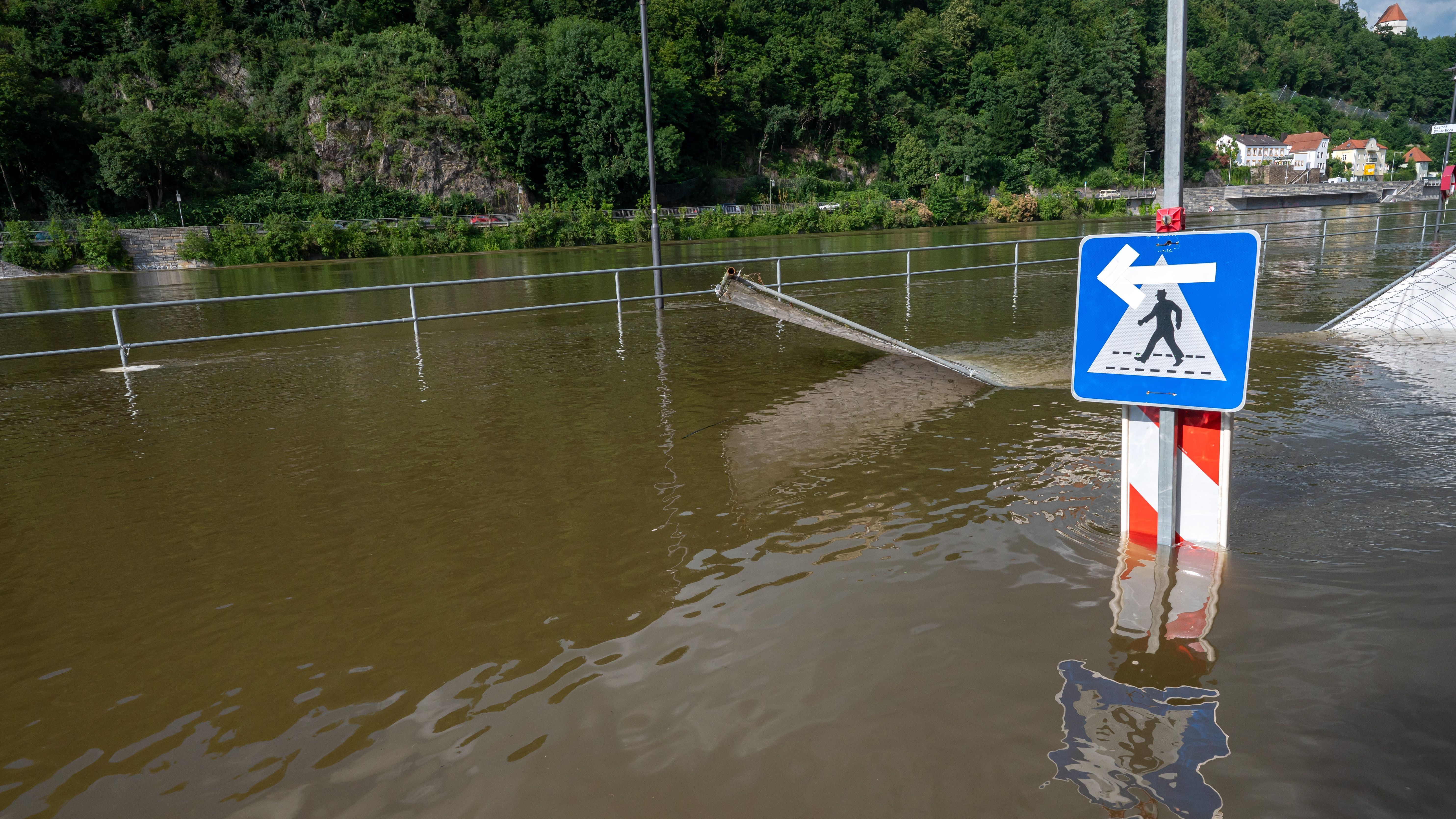 Hochwasser in Bayern: Regen lässt nach, Fluss-Pegel steigen noch - Vimarsana News