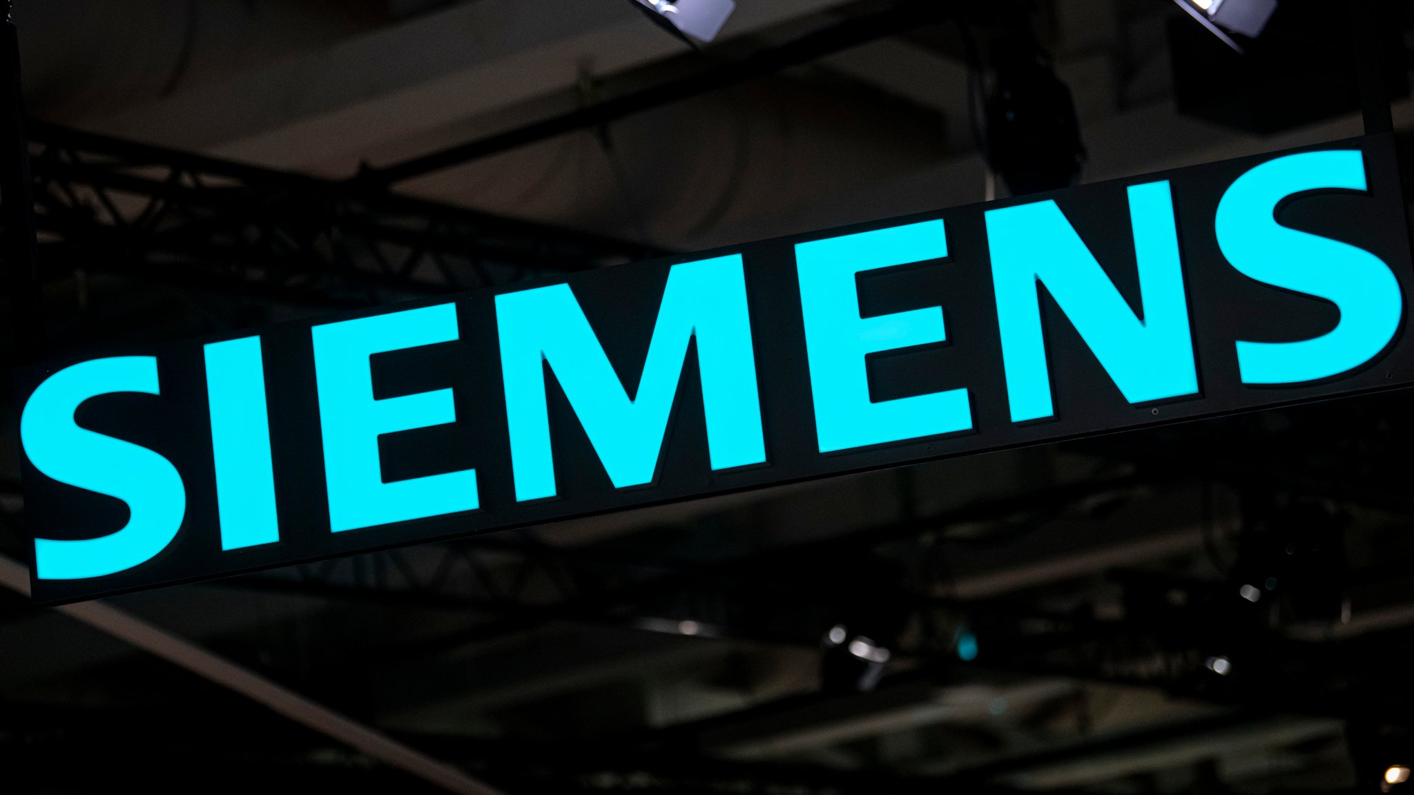 Das Logo von Siemens auf der Elektronikmesse IFA (Symbolbild)