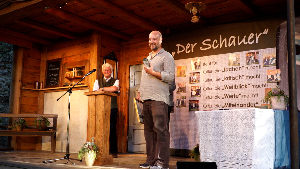 Stephan Zinner freut sich über den Kulturpreis "Schauer". Im Hintergrund der frühere Chamer Landrat Theo Zellner