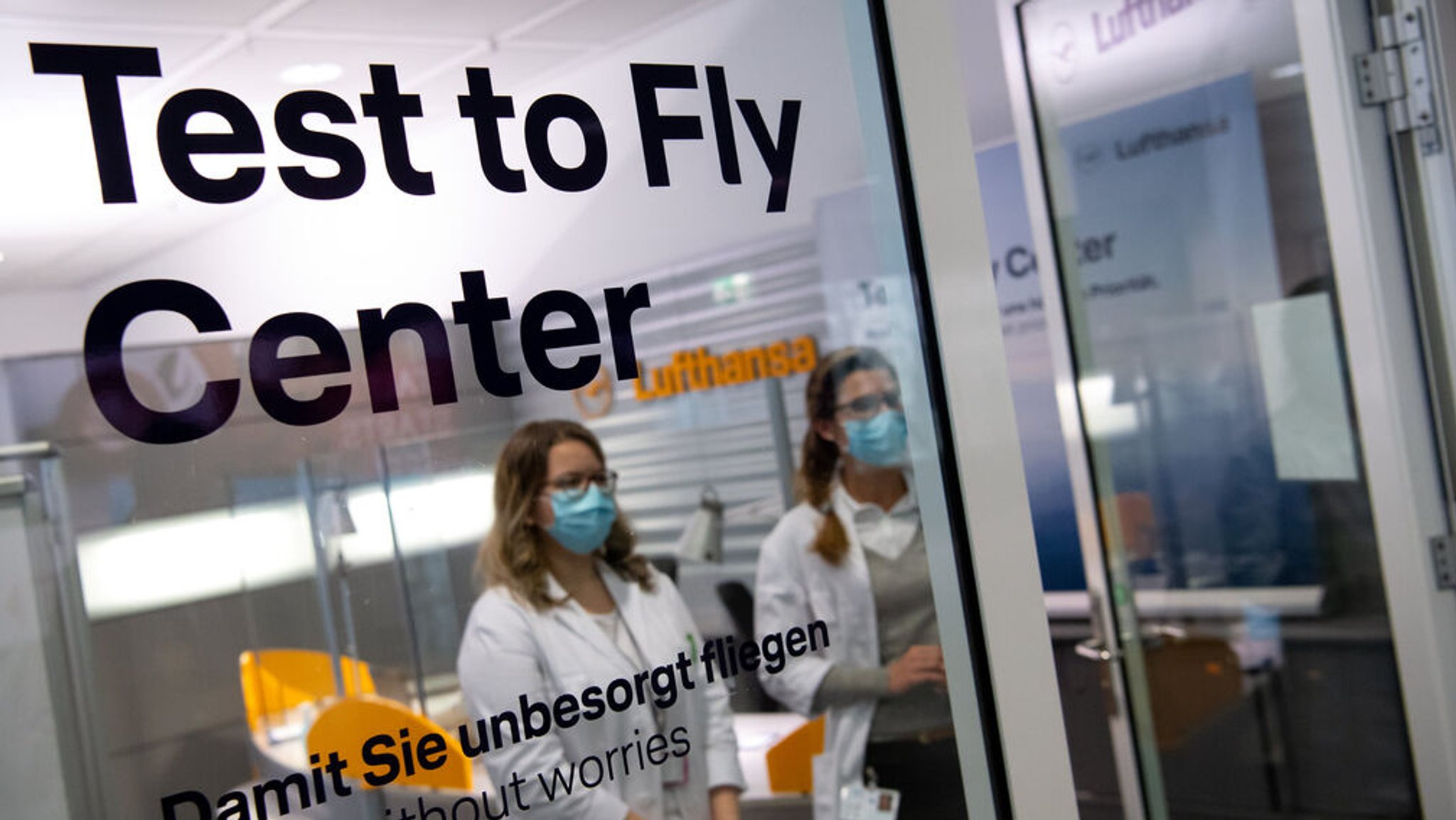 Medizinisches Personal steht am Flughafen München in einem Covid-19 Testcenter. Für ihr fliegendes Personal wünscht sich die Lufthansa jetzt eine Impfpflicht