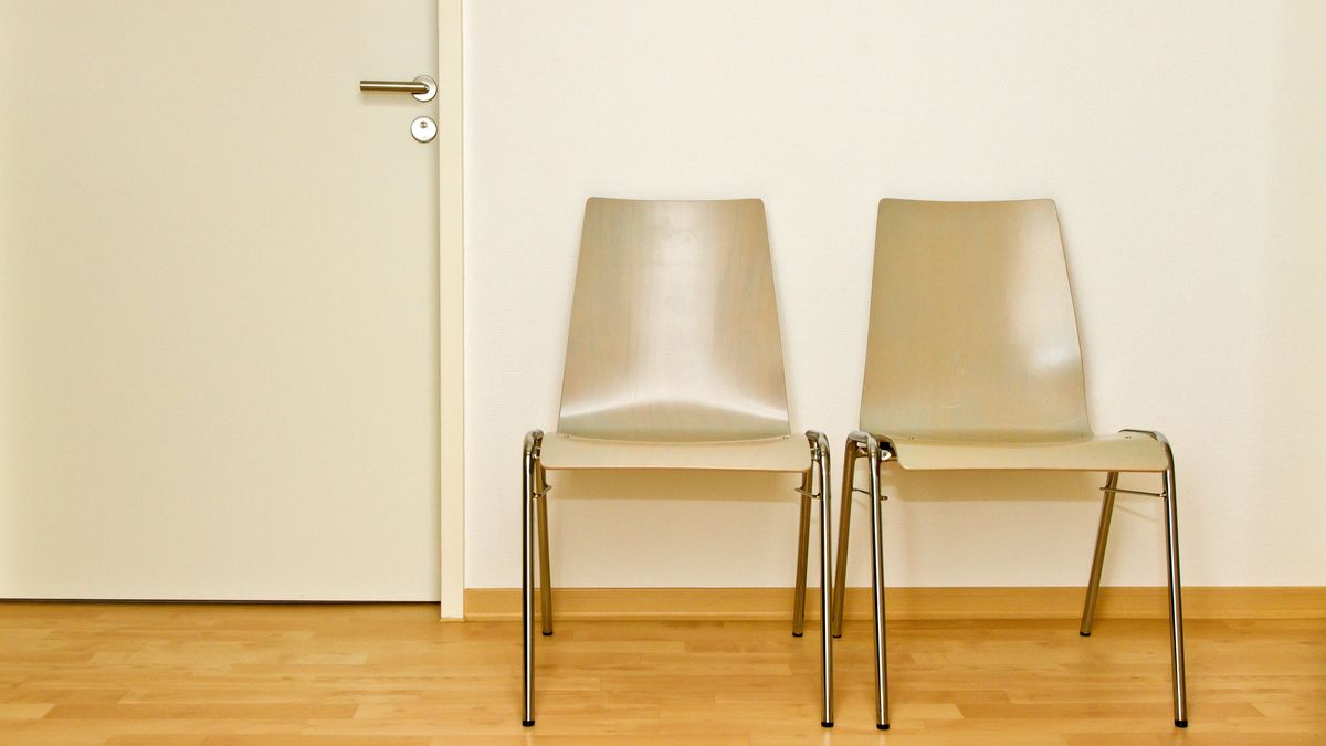 Leere Stühle in einem Wartezimmer. 