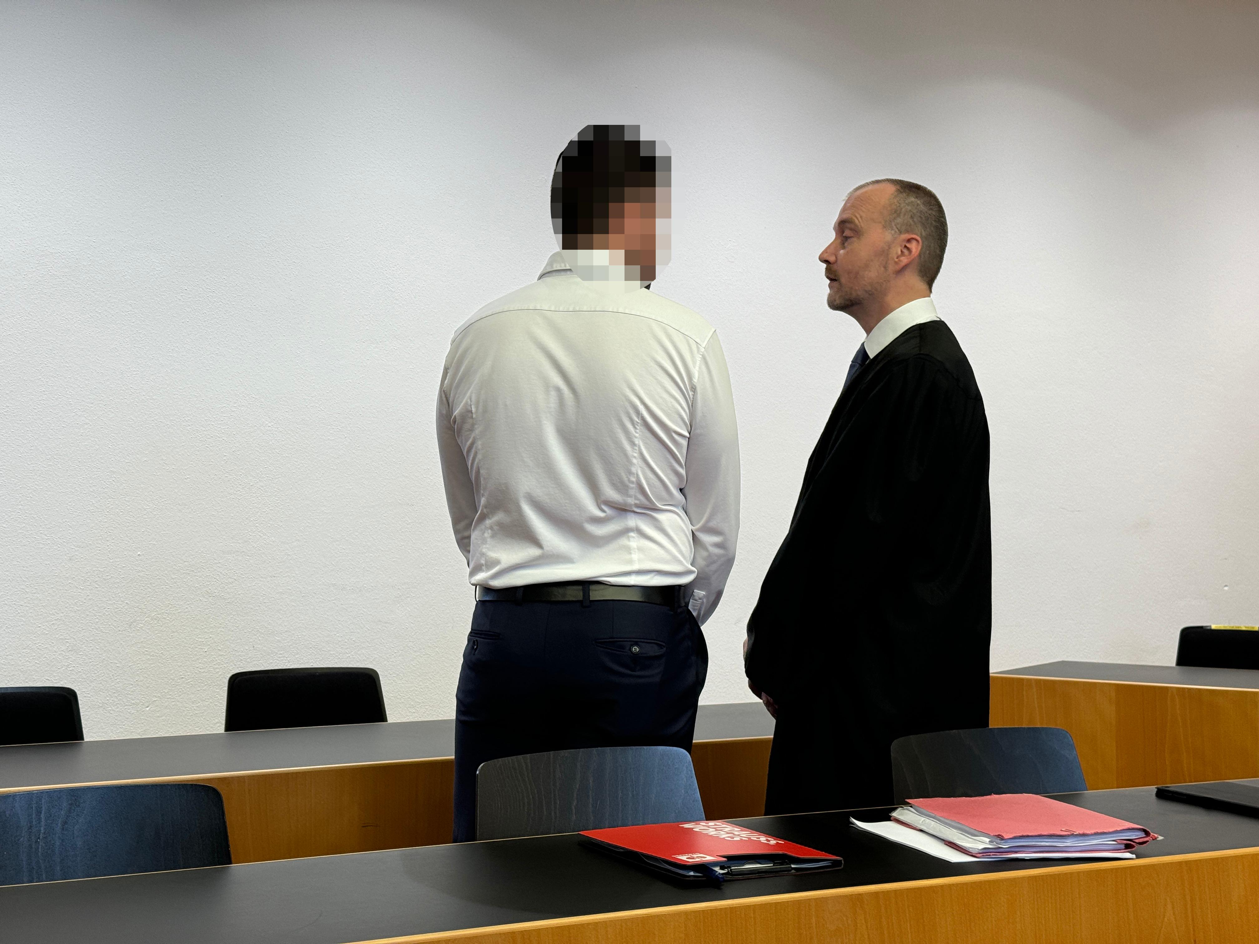 Der angeklagte Polizist (links) und sein Verteidiger vor dem Landgericht Augsburg.