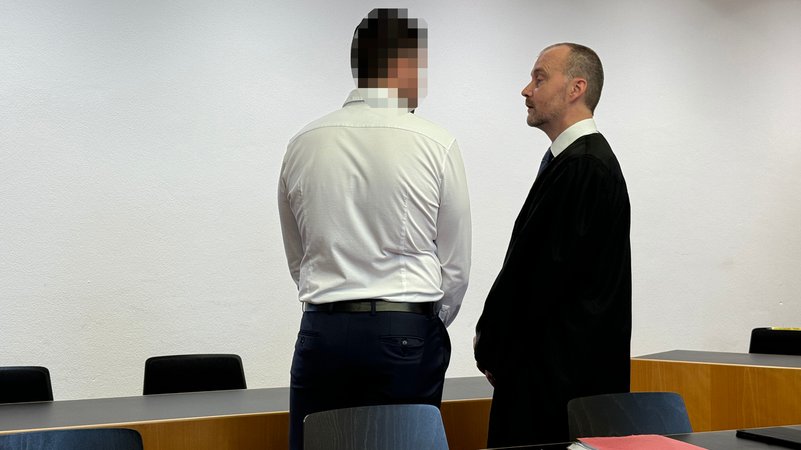 Der angeklagte Polizist (links) und sein Verteidiger vor dem Landgericht Augsburg. | Bild: BR / Rene Kirsch Der angeklagte Polizist (links) und sein Verteidiger vor dem Landgericht Augsburg.