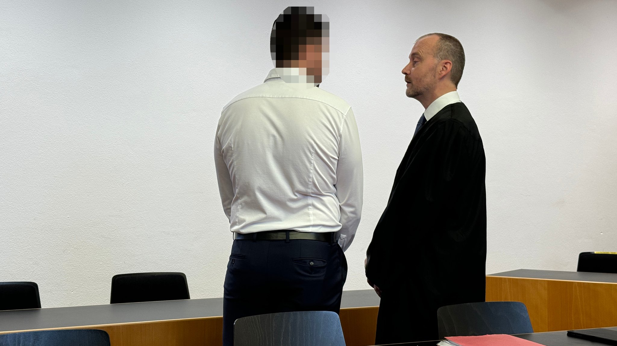 Der angeklagte Polizist (links) und sein Verteidiger vor dem Landgericht Augsburg.