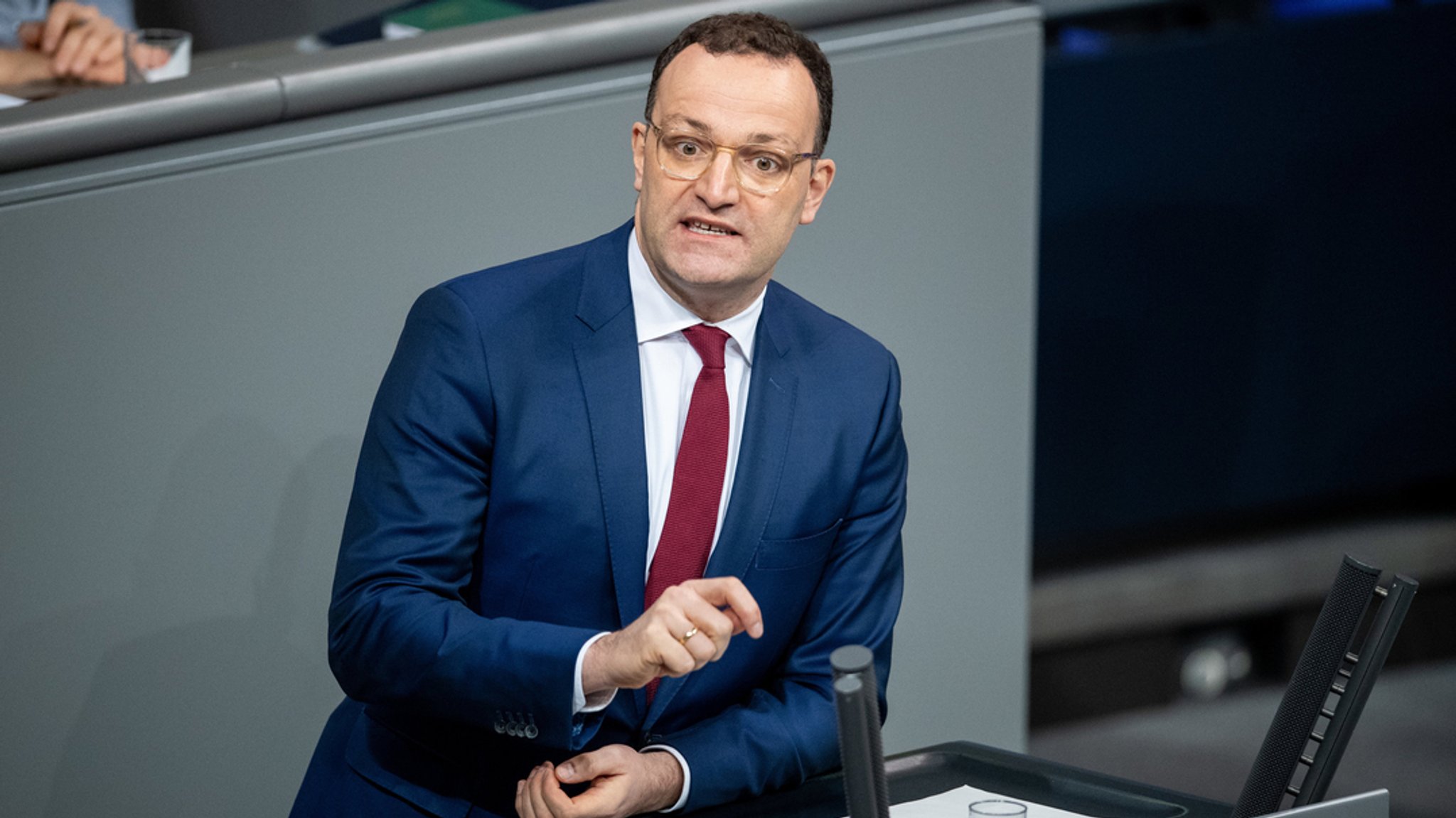 Jens Spahn (CDU) spricht bei einer aktuellen Stunde im Bundestag (Archivbild).