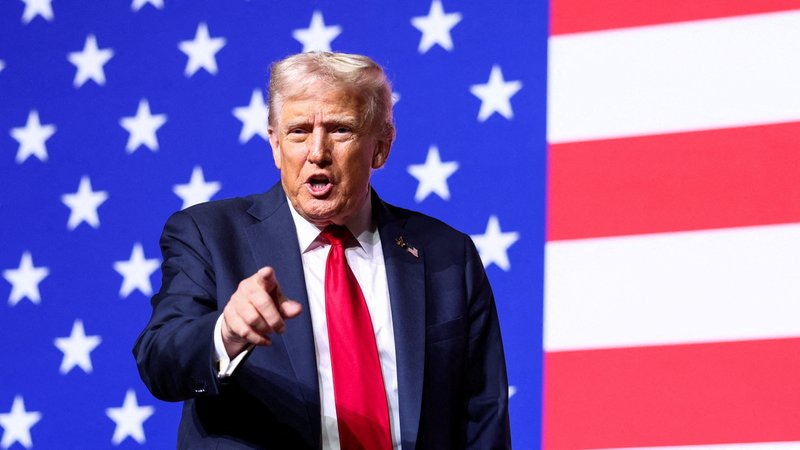 Die USA stünden in einem "Krieg von innen", erklärte der Präsident vor der Militärführung der Vereinigten Staaten. | Bild: REUTERS/Kevin Lamarque Die USA stünden in einem "Krieg von innen", erklärte der Präsident vor der Militärführung der Vereinigten Staaten.