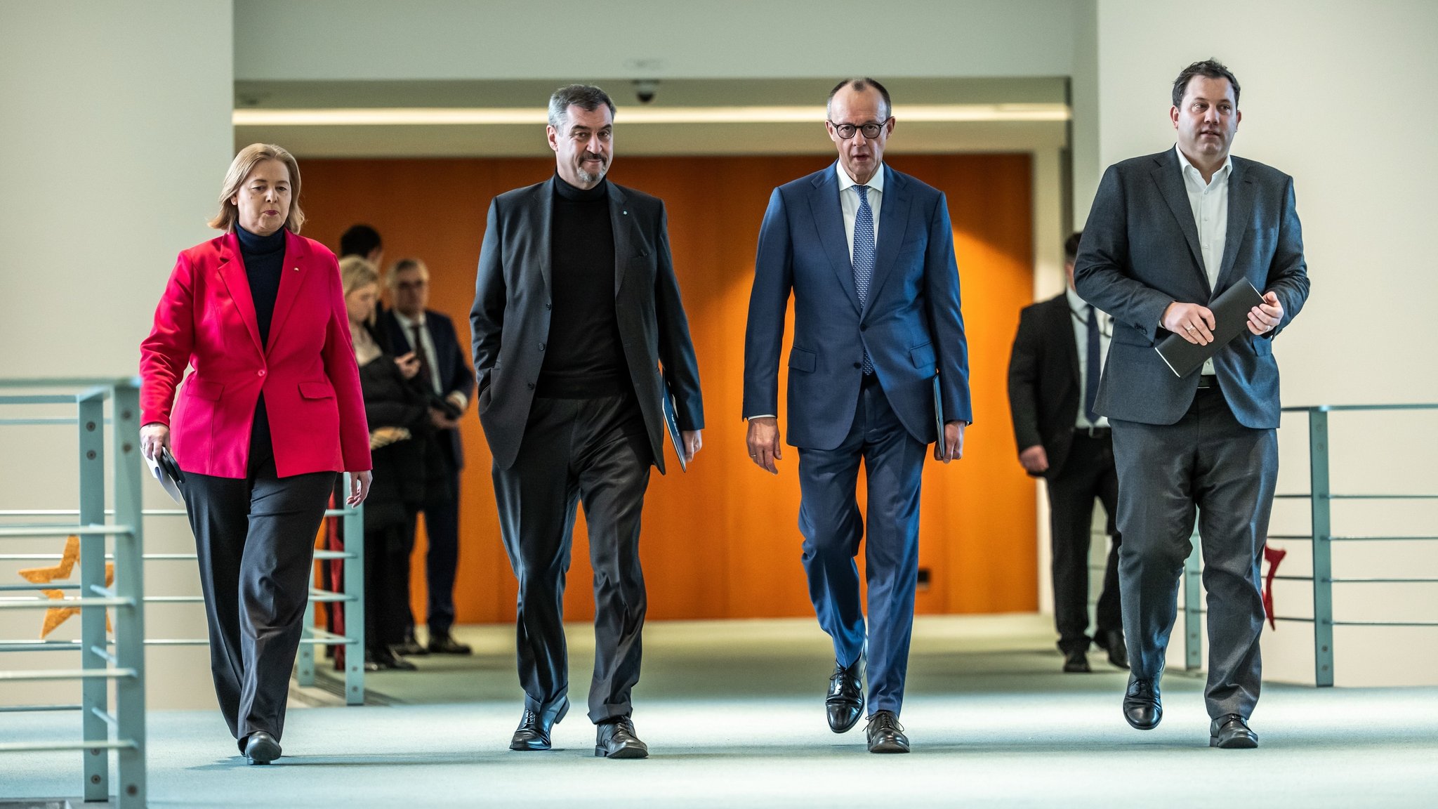 ARCHIV - 11.12.2025, Berlin: Bundeskanzler Friedrich Merz (2.v.r., CDU), Lars Klingbeil (r, SPD), Bundesminister der Finanzen, Bärbel Bas (SPD), Bundesministerin für Arbeit und Soziales, und Markus Söder (CSU), Ministerpräsident von Bayern und CSU-Vorsitzender kommen zur Presseunterrichtung zu den Ergebnissen der Beratungen nach dem Koalitionsausschuss im Kanzleramt. (zu dpa: «Gelingt das «Gesamtkunstwerk» Reformpaket?») Foto: Michael Kappeler/dpa +++ dpa-Bildfunk +++ | Bild: dpa-Bildfunk/Michael Kappeler ARCHIV - 11.12.2025, Berlin: Bundeskanzler Friedrich Merz (2.v.r., CDU), Lars Klingbeil (r, SPD), Bundesminister der Finanzen, Bärbel Bas (SPD), Bundesministerin für Arbeit und Soziales, und Markus Söder (CSU), Ministerpräsident von Bayern und CSU-Vorsitzender kommen zur Presseunterrichtung zu den Ergebnissen der Beratungen nach dem Koalitionsausschuss im Kanzleramt. (zu dpa: «Gelingt das «Gesamtkunstwerk» Reformpaket?») Foto: Michael Kappeler/dpa +++ dpa-Bildfunk +++