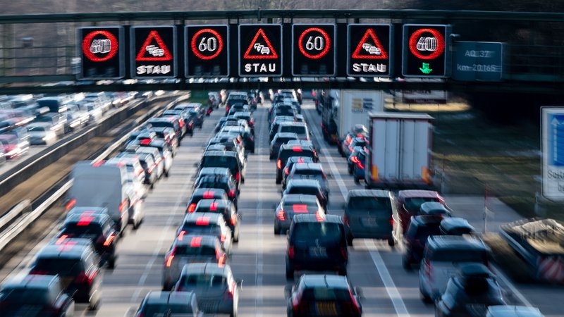 Ferienende: Staus am Freitag und Samstag erwartet | Bild: picture alliance/dpa | Matthias Balk Ferienende: Staus am Freitag und Samstag erwartet