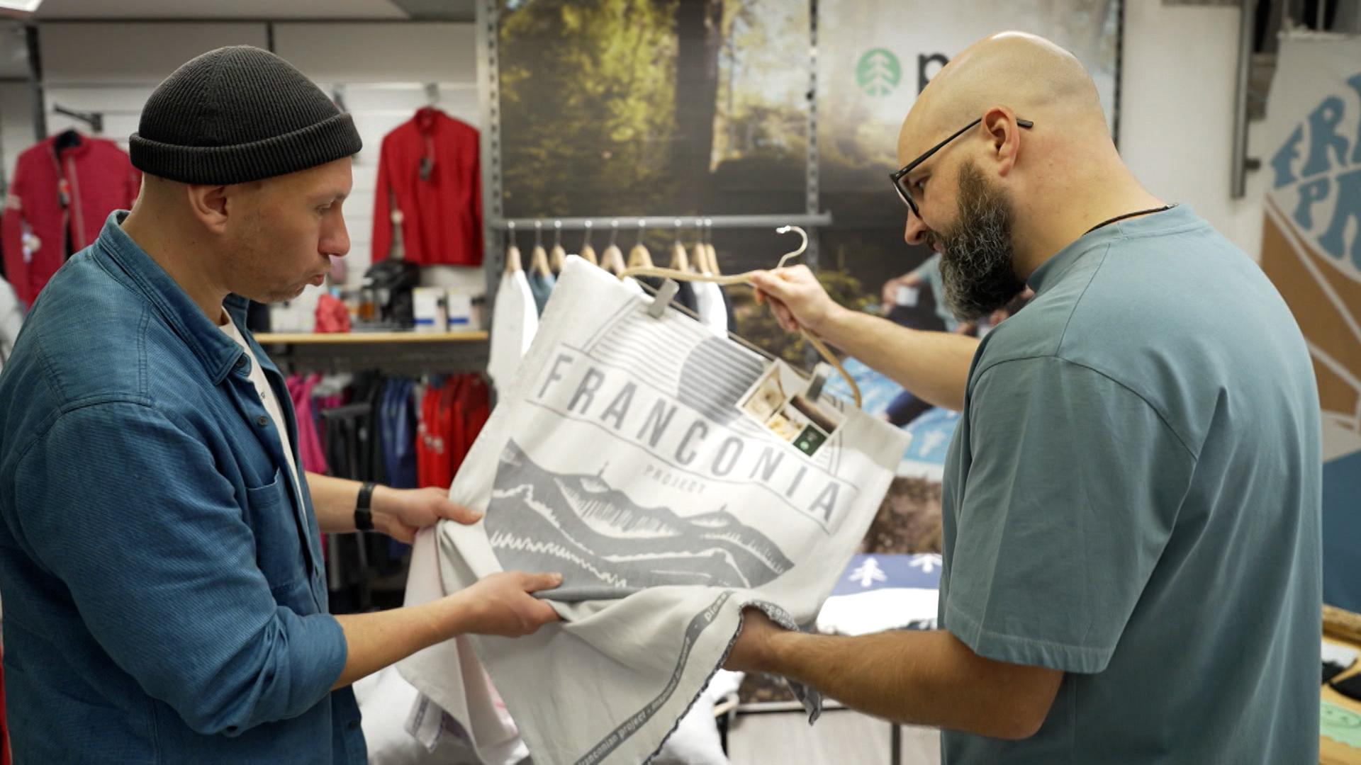 Michael Spitzbarth und sein Geschäftspartner halten einer ihrer ökologischen Stoffe in den Händen.