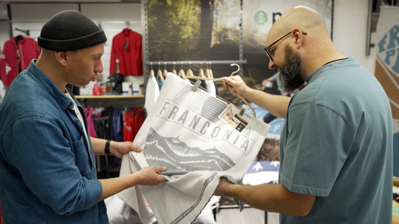 Michael Spitzbarth und sein Geschäftspartner halten einer ihrer ökologischen Stoffe in den Händen. | Bild: BR Michael Spitzbarth und sein Geschäftspartner halten einer ihrer ökologischen Stoffe in den Händen.