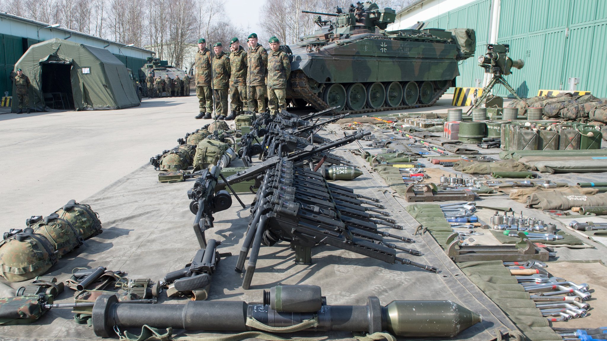 Flugabwehr, Granaten, Panzer – die Bundeswehr meldet neuen Einkaufsbedarf in Milliardenhöhe an. Der Haushaltsausschuss des Bundestages berät nun über die Finanzierung. Die Kosten gehen über die bisherigen Etatplanungen hinaus.