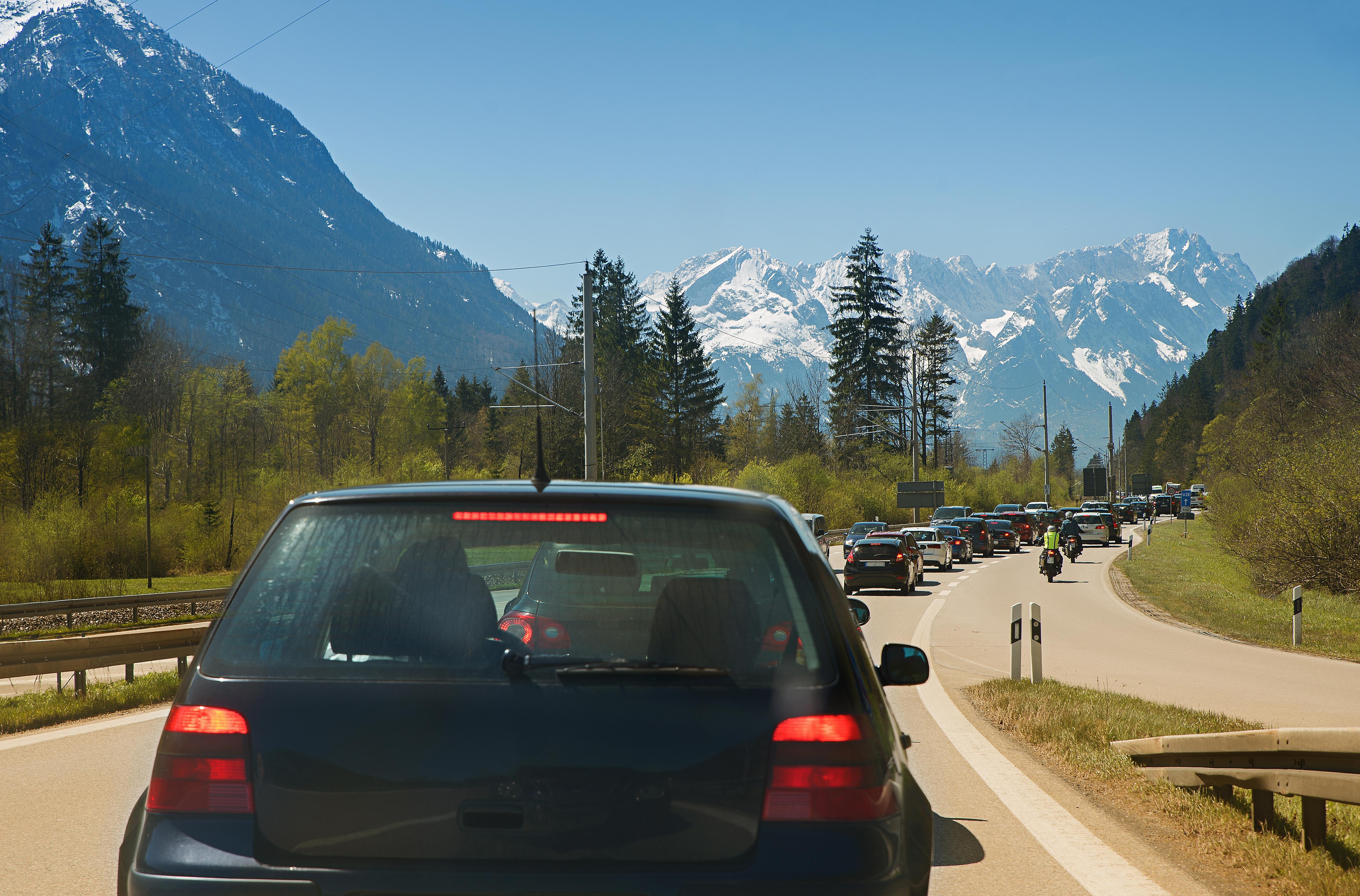 Zu sehen ist eine lange Stau-Kolonne an der Autobahn-Abfahrt Garmisch-Partenkirchen.