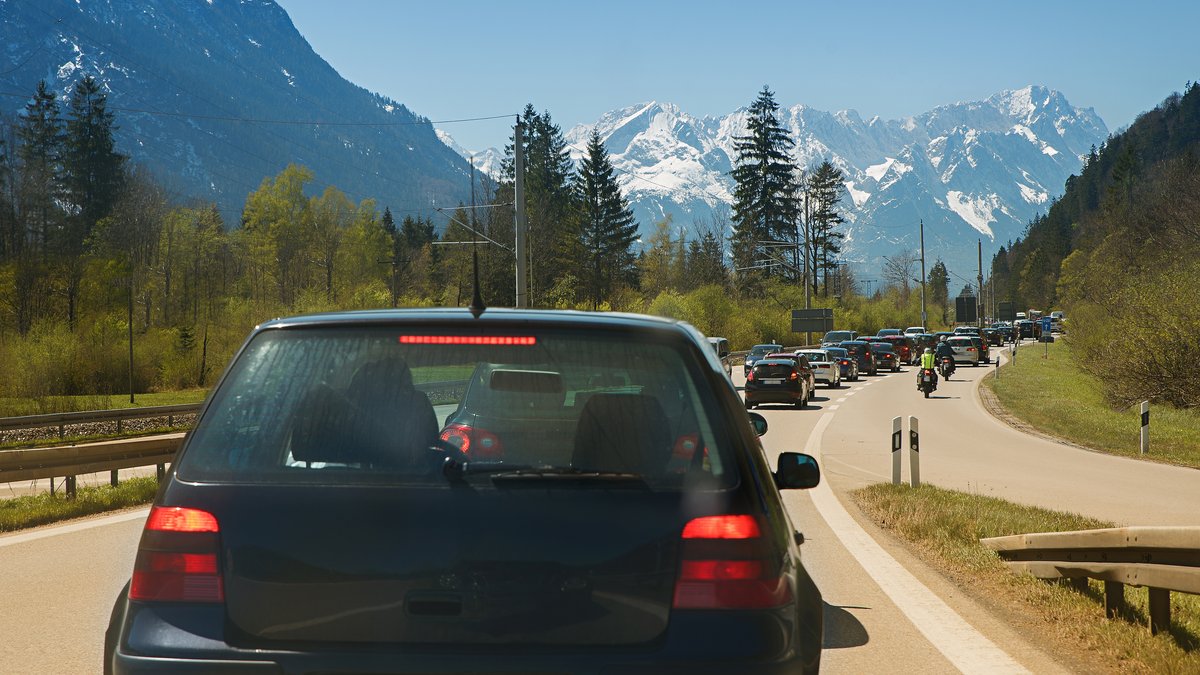 Zu sehen ist eine lange Stau-Kolonne an der Autobahn-Abfahrt Garmisch-Partenkirchen.