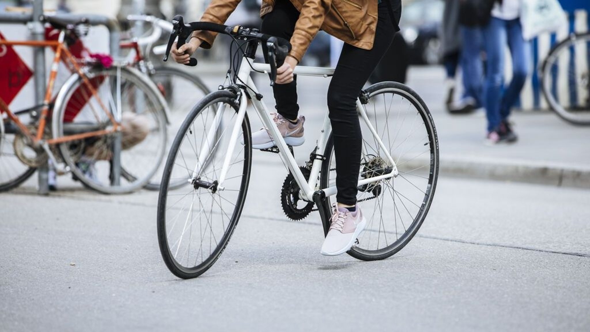 (Symbolbild) Eine junge Frau fährt mit dem Fahrrad.