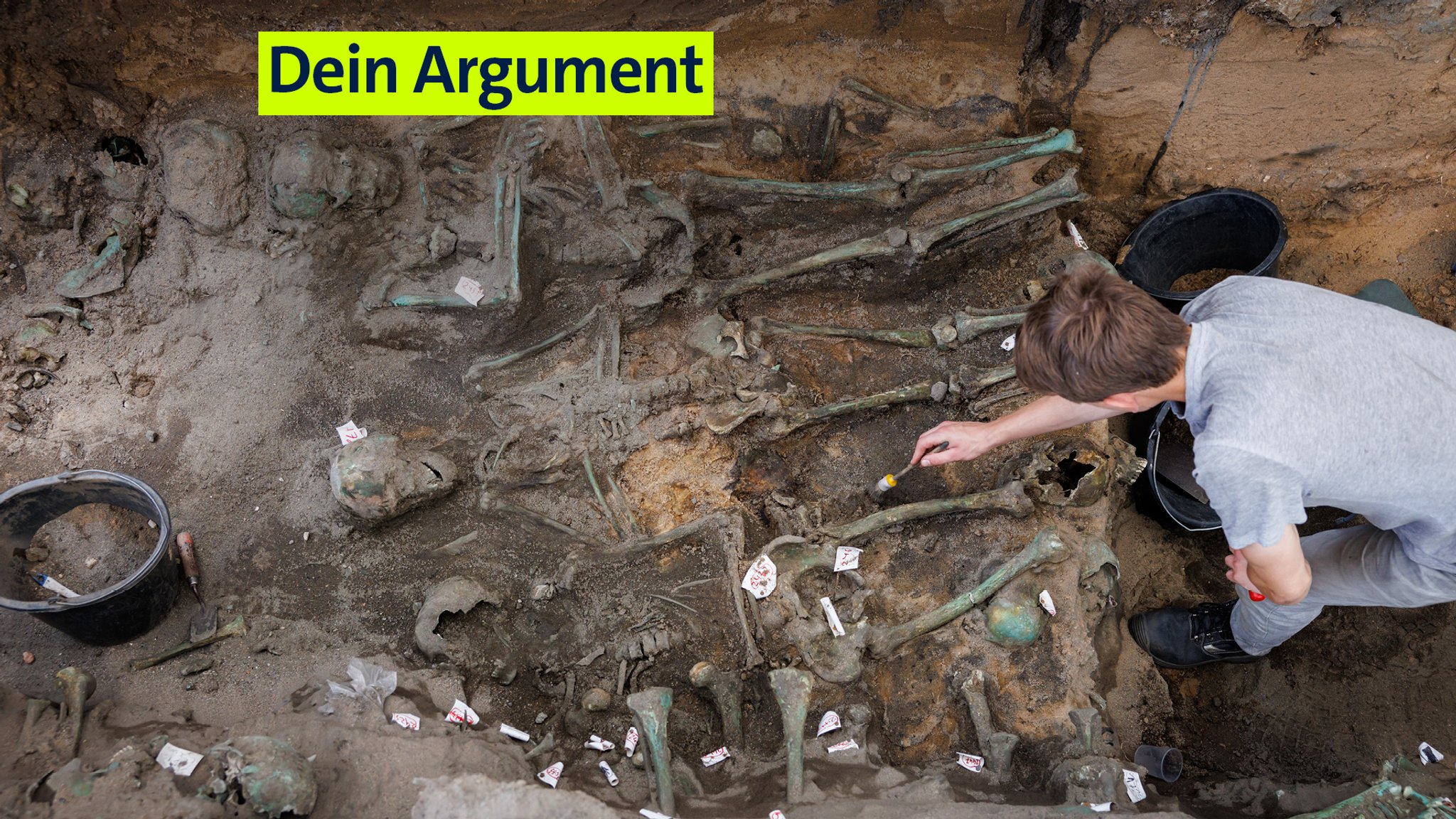 Ein Archäologe legt die menschlichen Überreste im wahrscheinlich größten Pestgrab Deutschlands in Nürnberg frei (Archivbild).