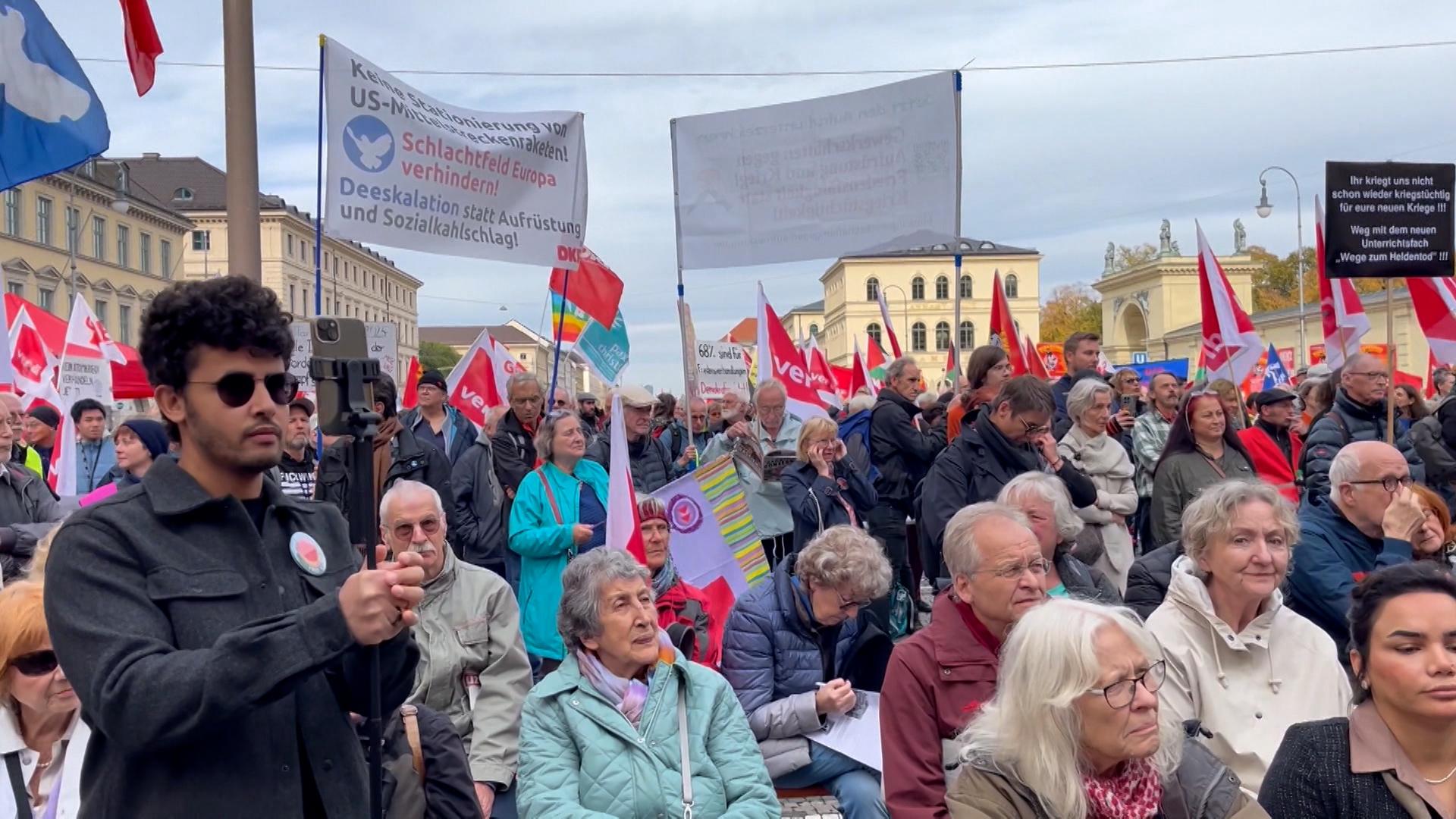 Demonstrierende auf dem Odeonsplatz in München mit Transparenten.