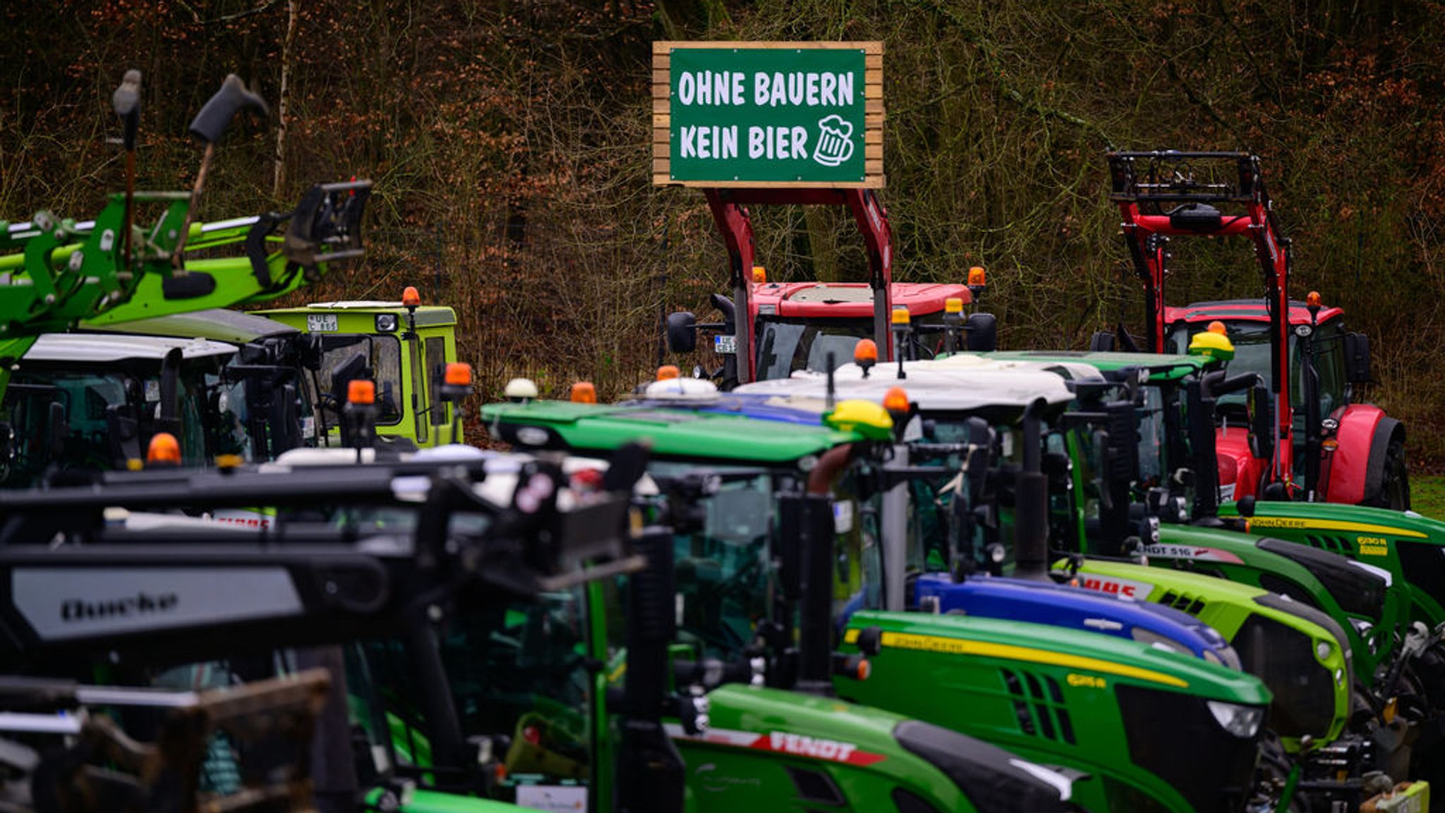 Trecker stehen nach einer Protestaktion zusammen.