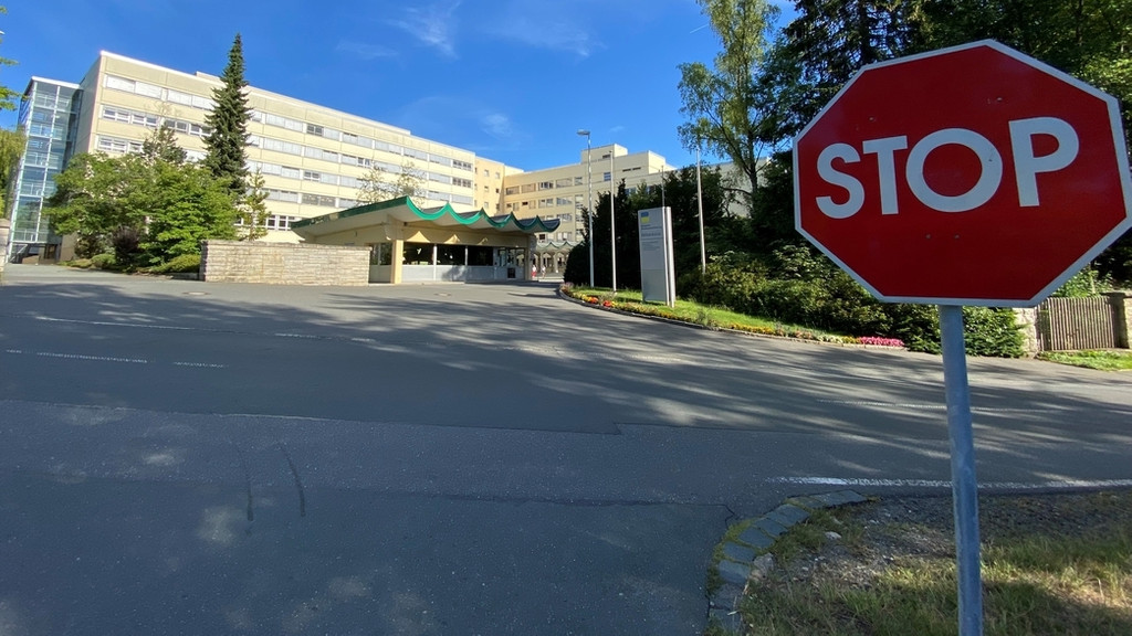 Die Höhenklinik in Bischofsgrün, im Vordergrund steht ein Hinweisschild mit der Aufschrift: "Deutschen Rentenversicherung: Höhenklinik.
