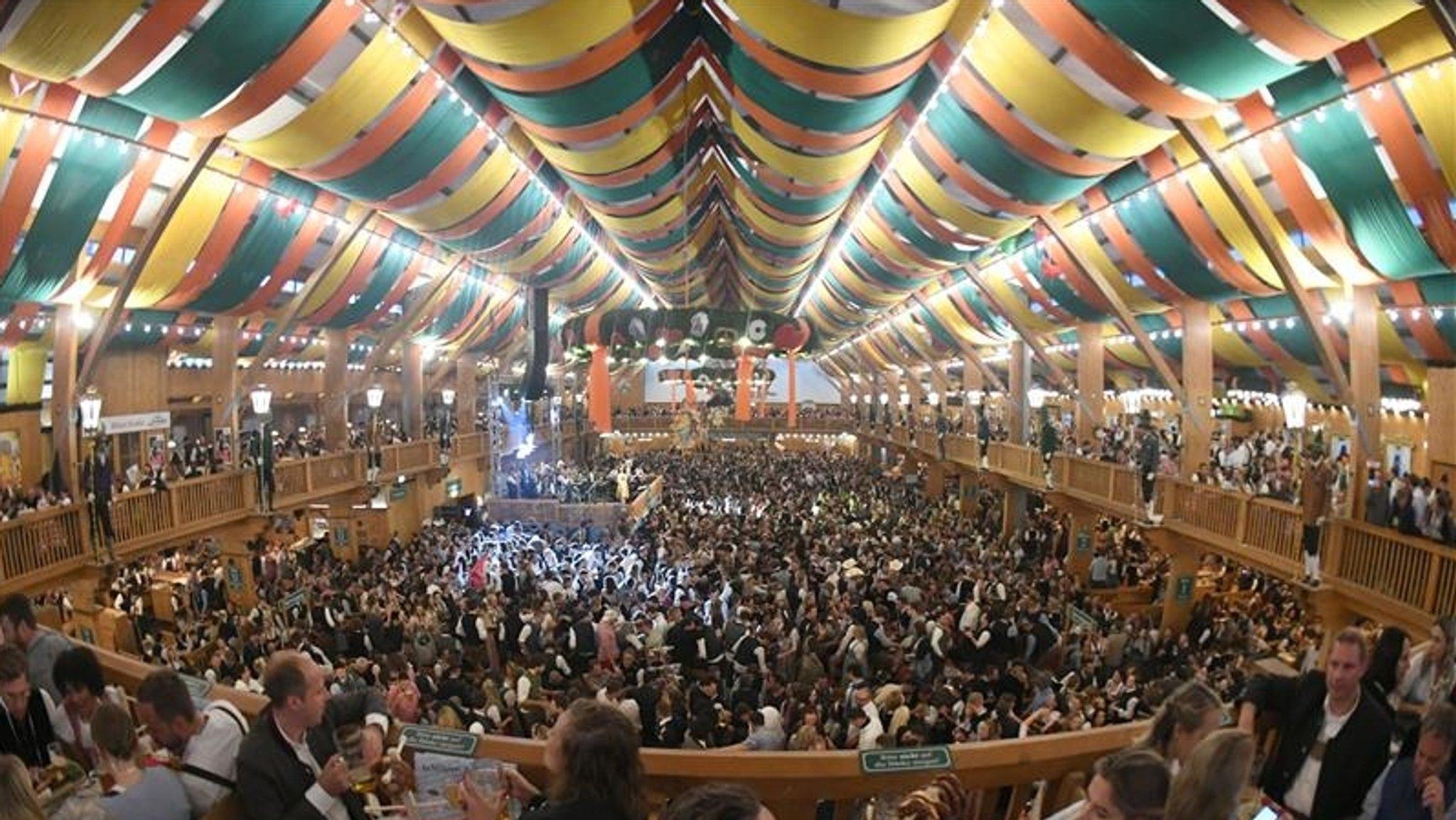 Feiernde Gäste im Schützenzelt auf der Wiesn.