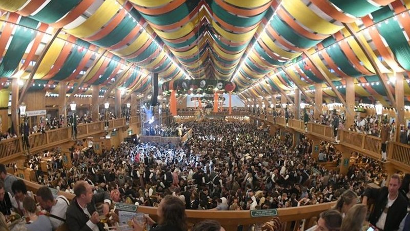 Feiernde Gäste im Schützenzelt auf der Wiesn. | Bild: dpa-bildfunk/Felix Hörhager Feiernde Gäste im Schützenzelt auf der Wiesn.