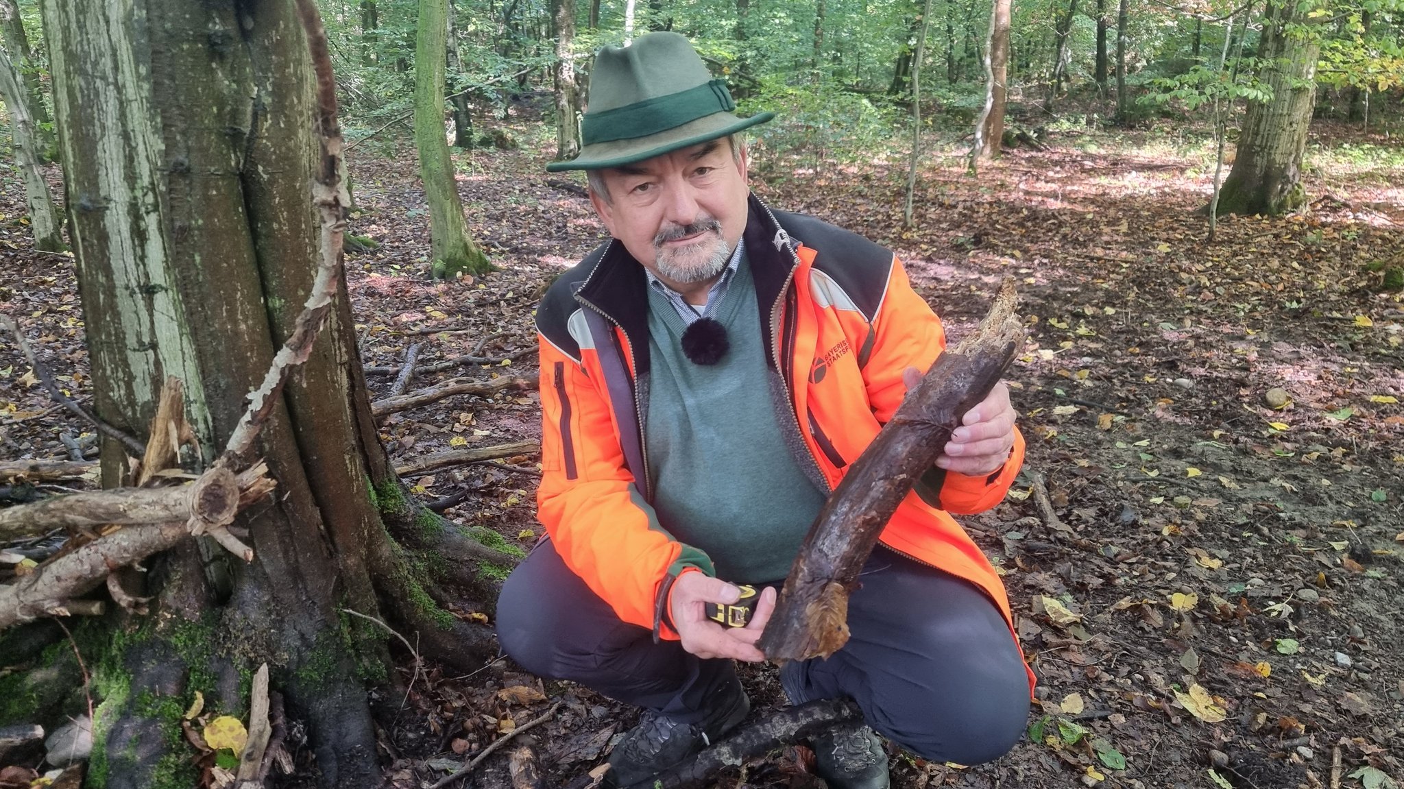 Dr. Heinz Utschig, Leiter des Forstbetriebs Wasserburg am Inn, mit einem Stück Leseholz, das kostenfrei mitgenommen werden dürfte