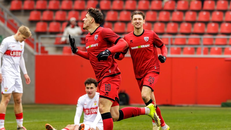 Dennis Kaygin (FCI) jubelt nach seinem Tor | Bild: picture alliance / Fotostand | Schäfer Dennis Kaygin (FCI) jubelt nach seinem Tor