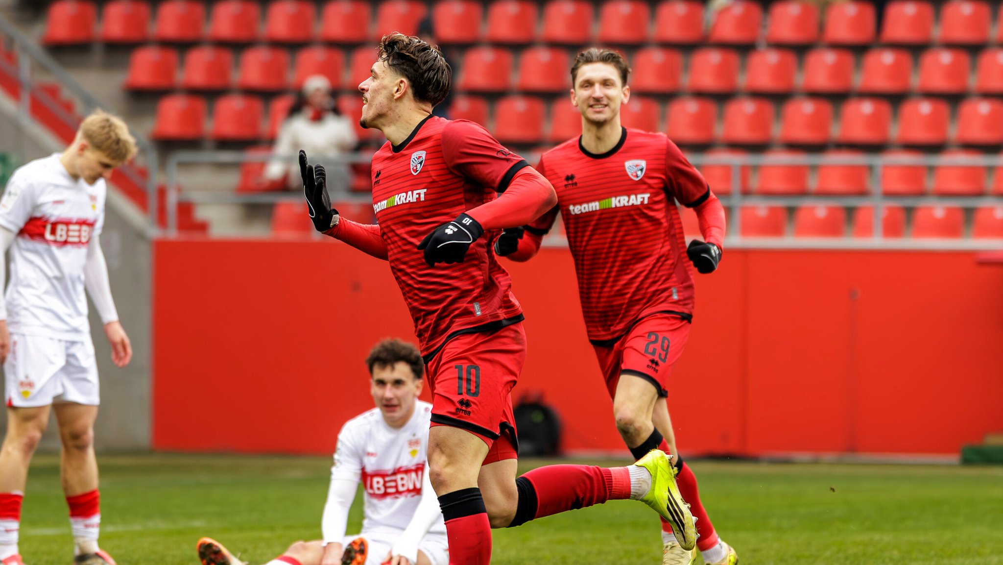 Dennis Kaygin (FCI) jubelt nach seinem Tor 