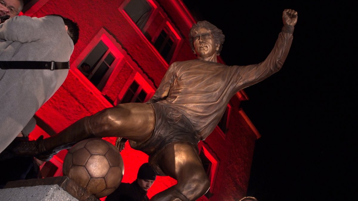 Die lebensgroße Bronze-Statue Gerd Müllers ist am Donnerstagabend in Nördlingen enthüllt worden.