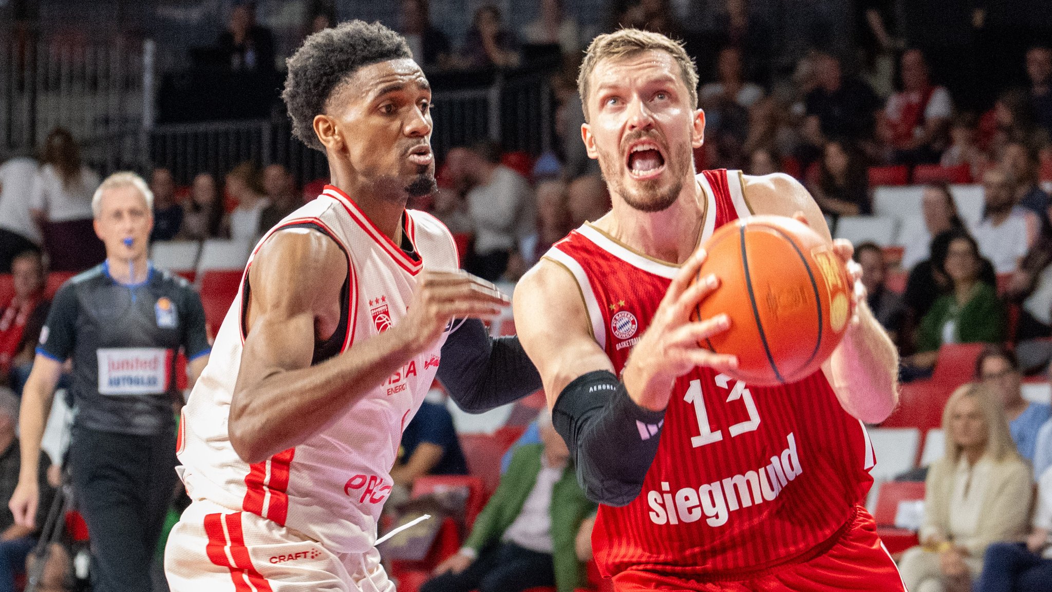 Bayerns Basketballer siegen: Andreas Obst (r.) obenauf gegen Bamberg