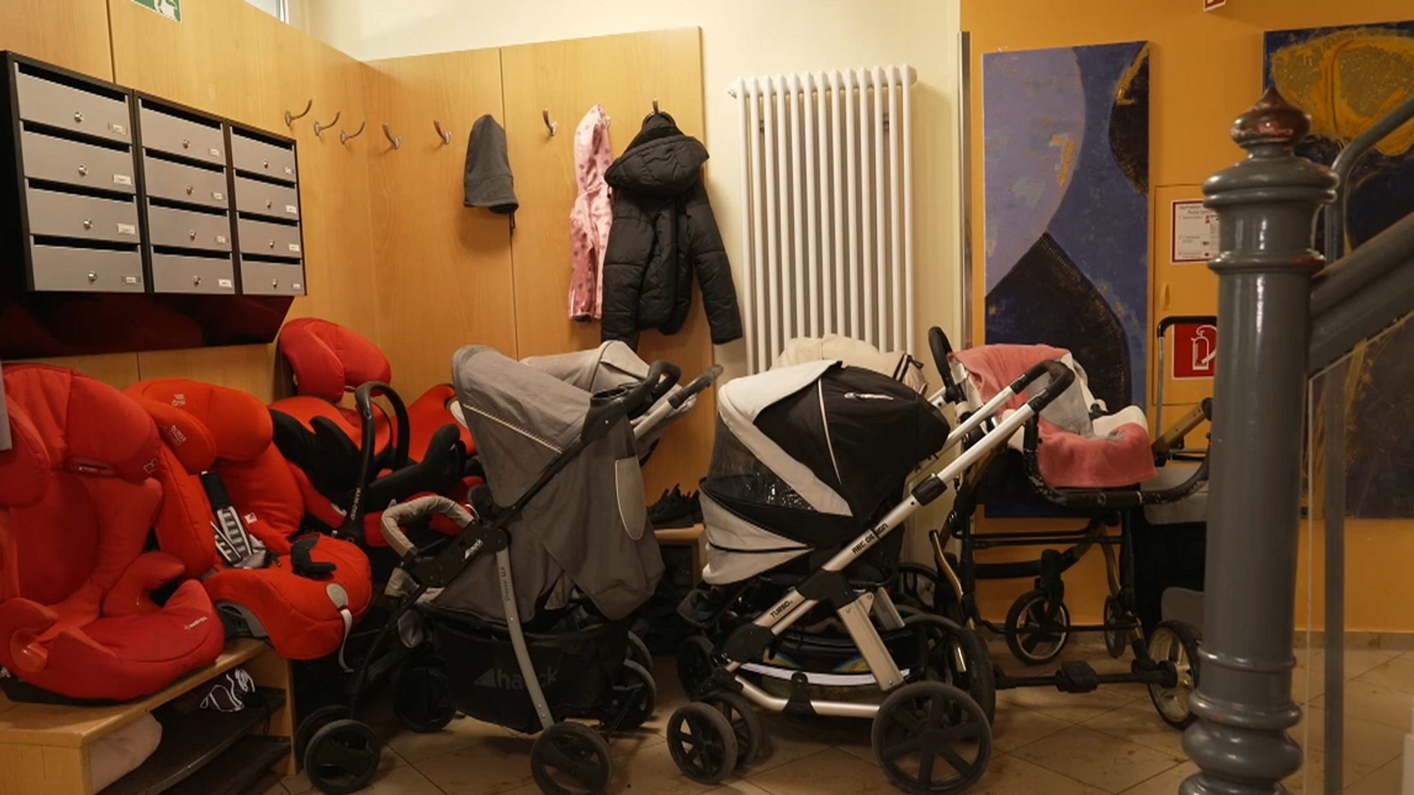 Abgestellte Kinderwägen und Kindersitze