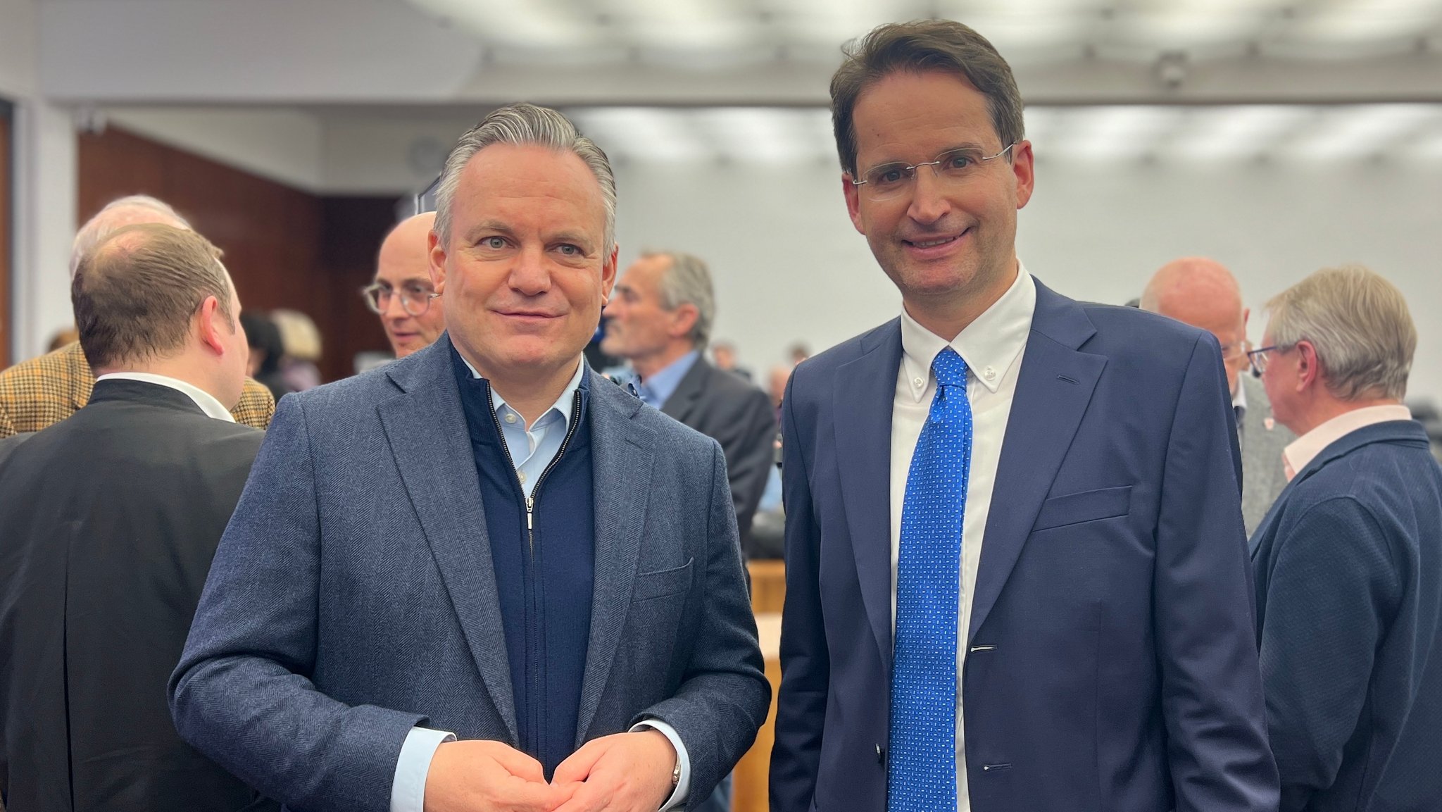 Der noch amtierende Oberbürgermeister Christian Scharpf (SPD) und der frisch gewählte Michael Kern (CSU).