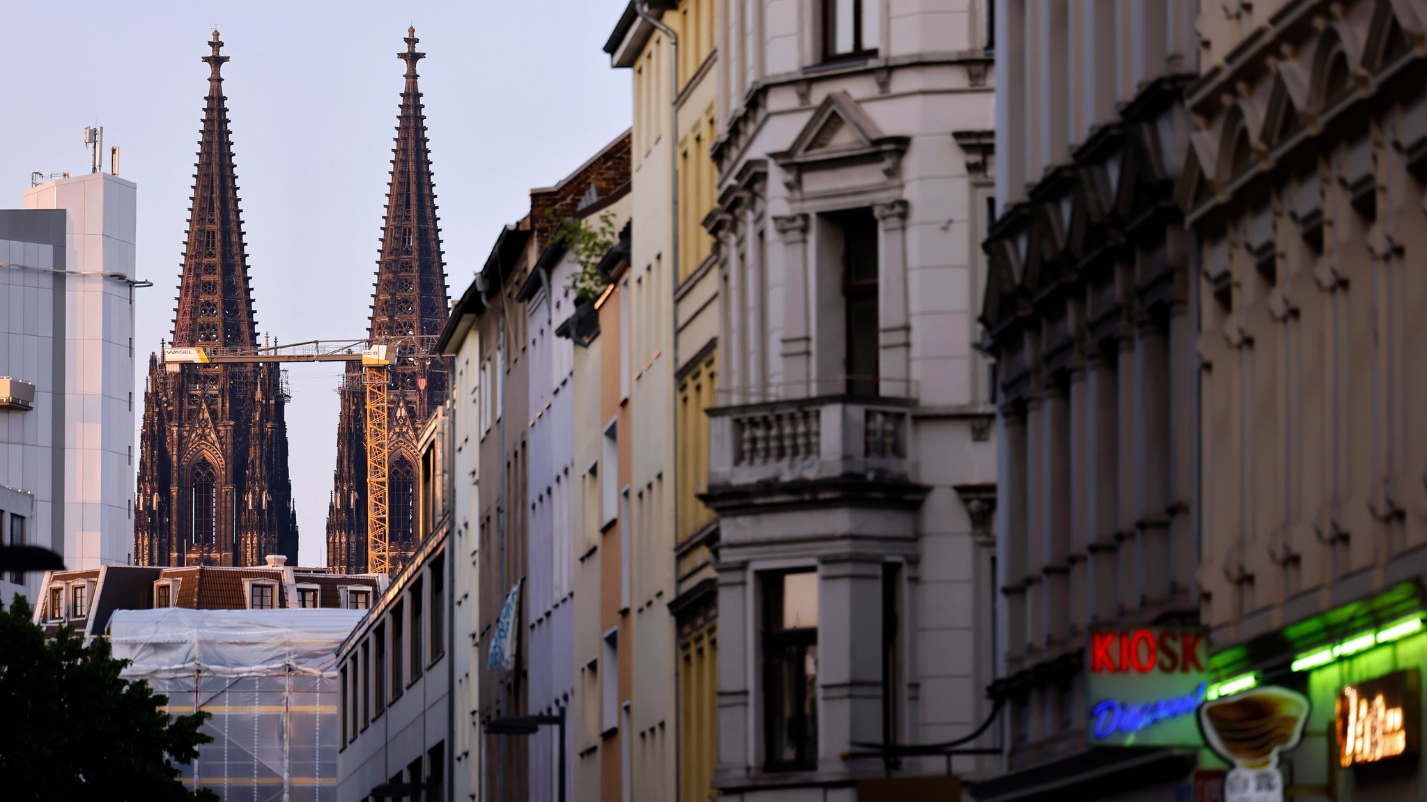 Die Türme des Kölner Doms leuchten im Abendlicht - gesehen von den Kölner Ringen aus. 