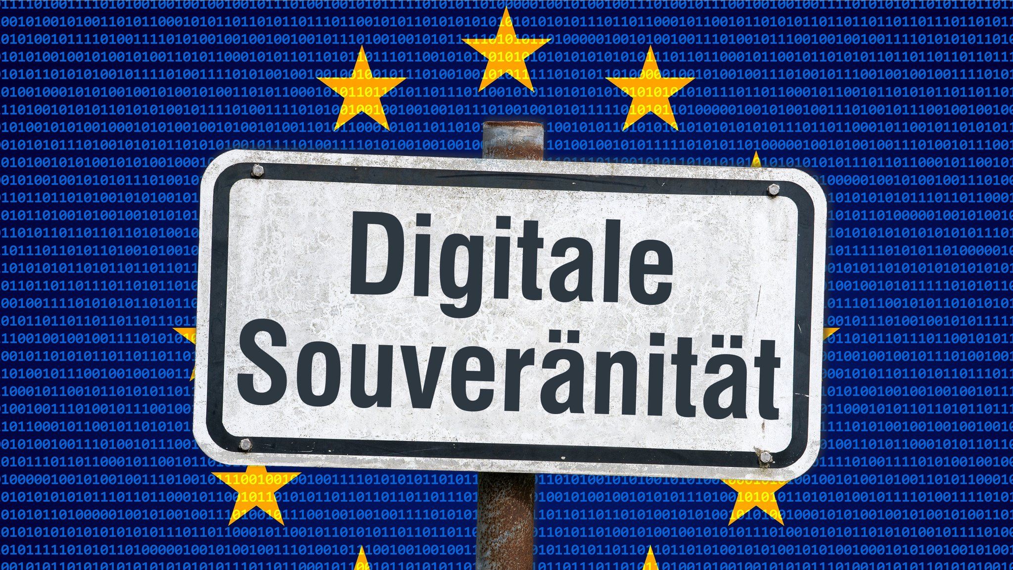 (Symbolbild) Ein weisses, verwittertes Hinweisschild mit der Aufschrift "Digitale Souveränität", befestigt mit Schrauben an einem Schildermast vor einer stilistischen Darstellung der EU-Flagge mit einem Binärcode im Hintergrund.