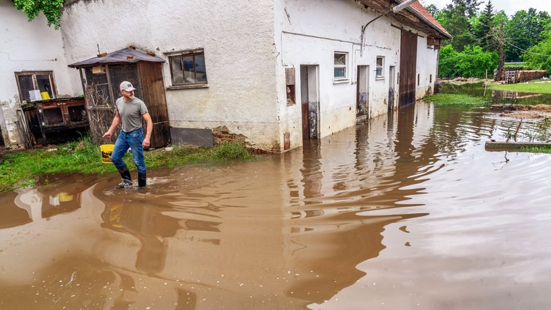 (Archivbild) Ein Bauer schaut sich die Lage auf seinem Bauernhof während der Hochwasser 2024 an, der Stall muss vielleicht abgerissen werden. | Bild: picture alliance / Wolfgang Maria Weber | R7172 (Archivbild) Ein Bauer schaut sich die Lage auf seinem Bauernhof während der Hochwasser 2024 an, der Stall muss vielleicht abgerissen werden.