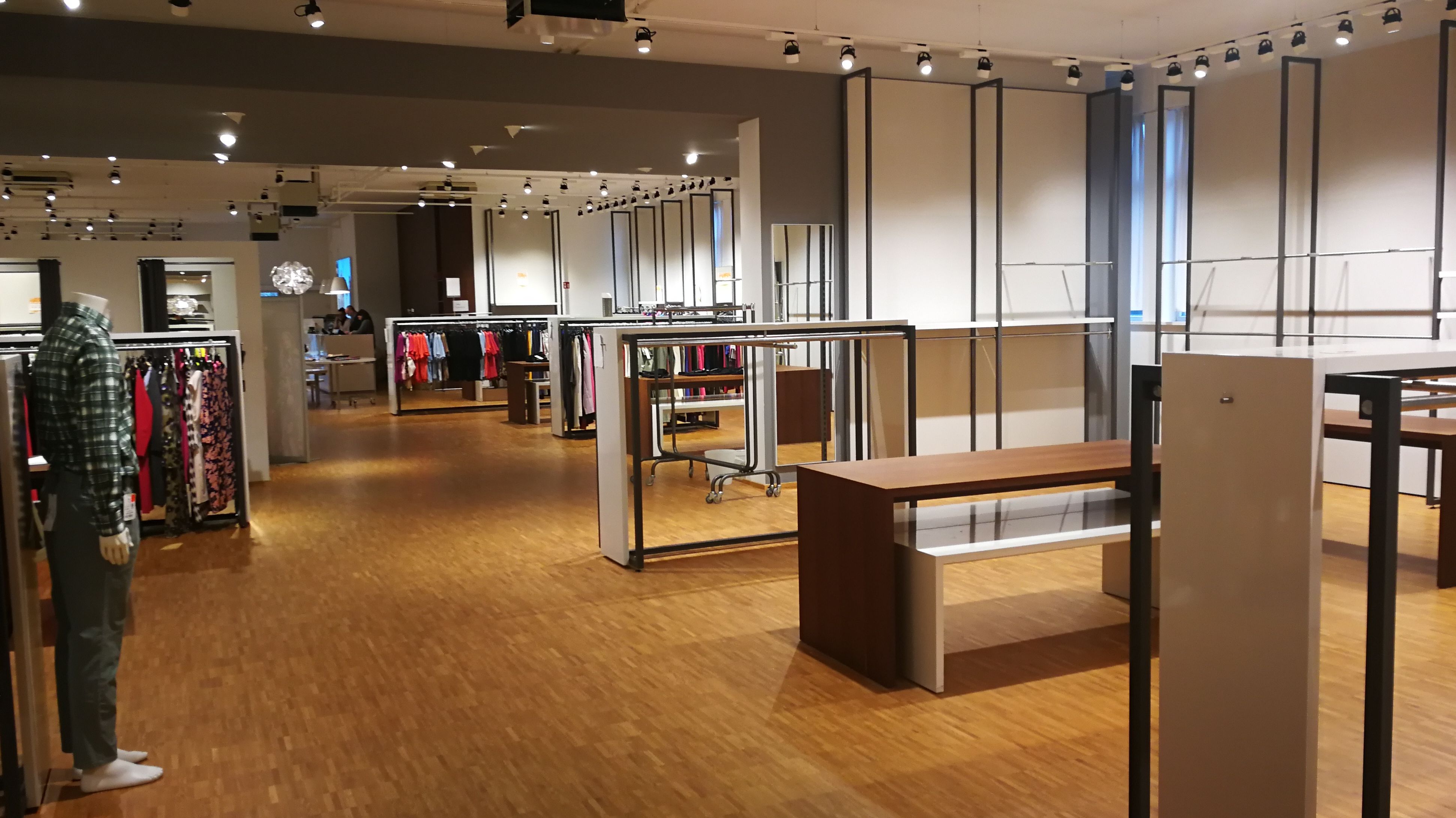 Rene Lezard Factory Outlet Center In Schwarzach Schliesst Br24