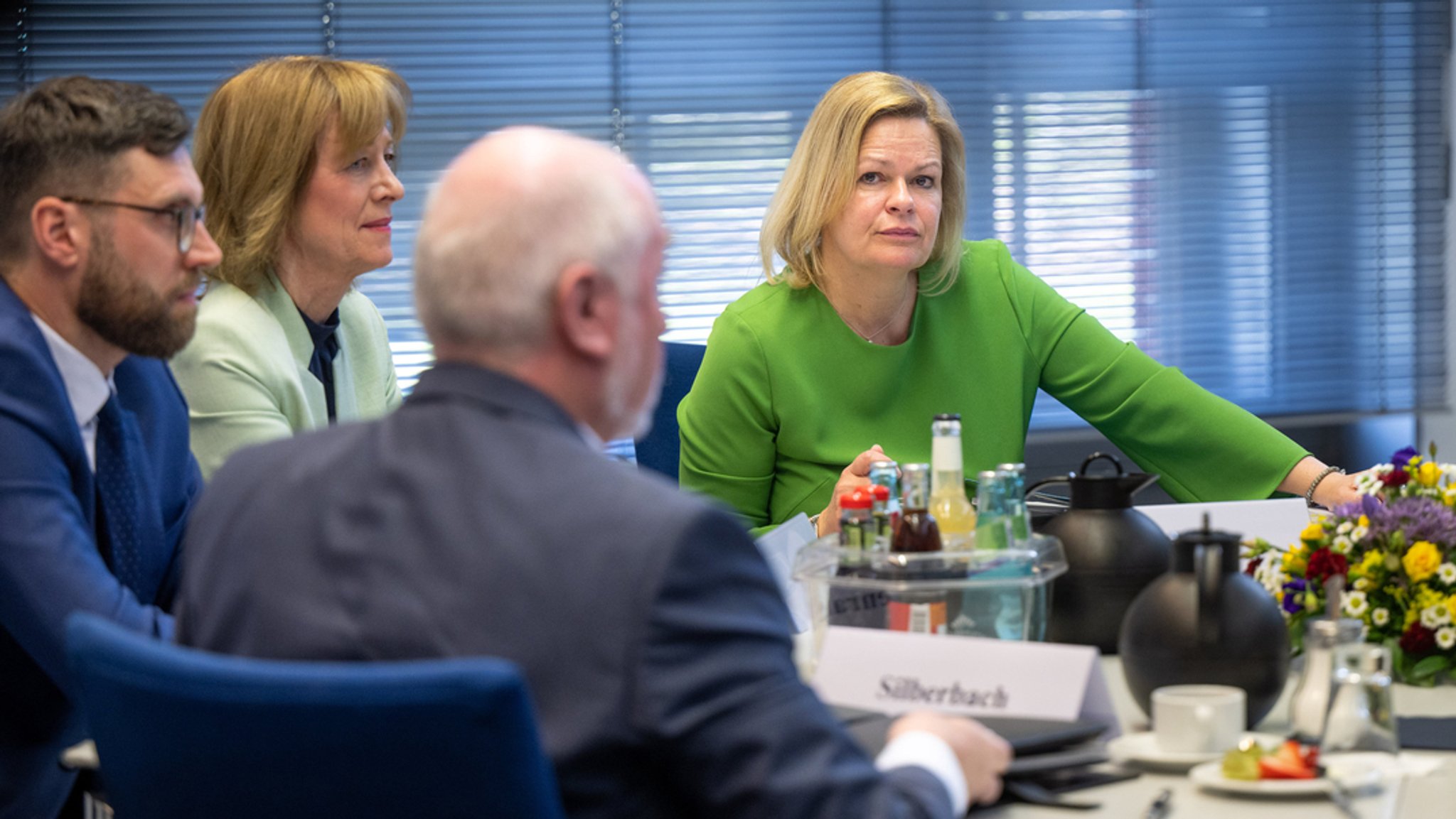 22.04.2023, Brandenburg, Potsdam: Nancy Faeser (r, SPD), Bundesinnenministerin, und Karin Welge, Präsidentin der Vereinigung der kommunalen Arbeitgeberverbände, sitzen beim Auftakt der 4. Runde der Tarifverhandlungen für den öffentlichen Dienst von Bund und Kommunen am Verhandlungstisch. 