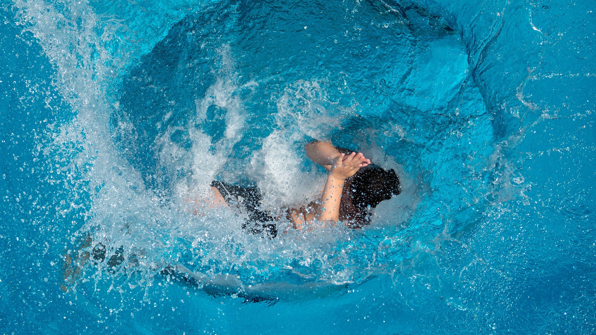 Symbolbild: Ein Kind springt ins Wasser