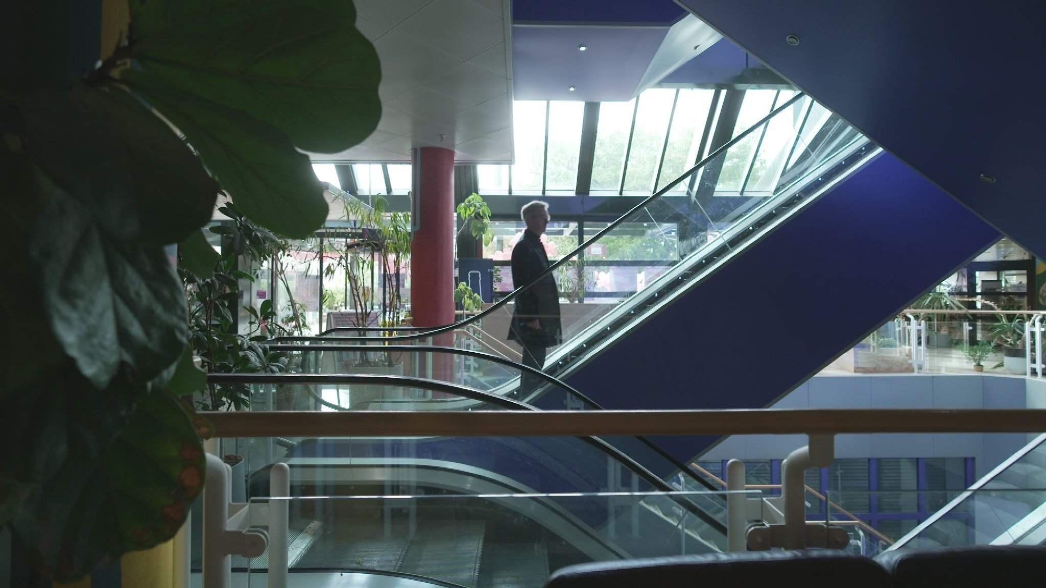 Bürogebäude mit Rolltreppen