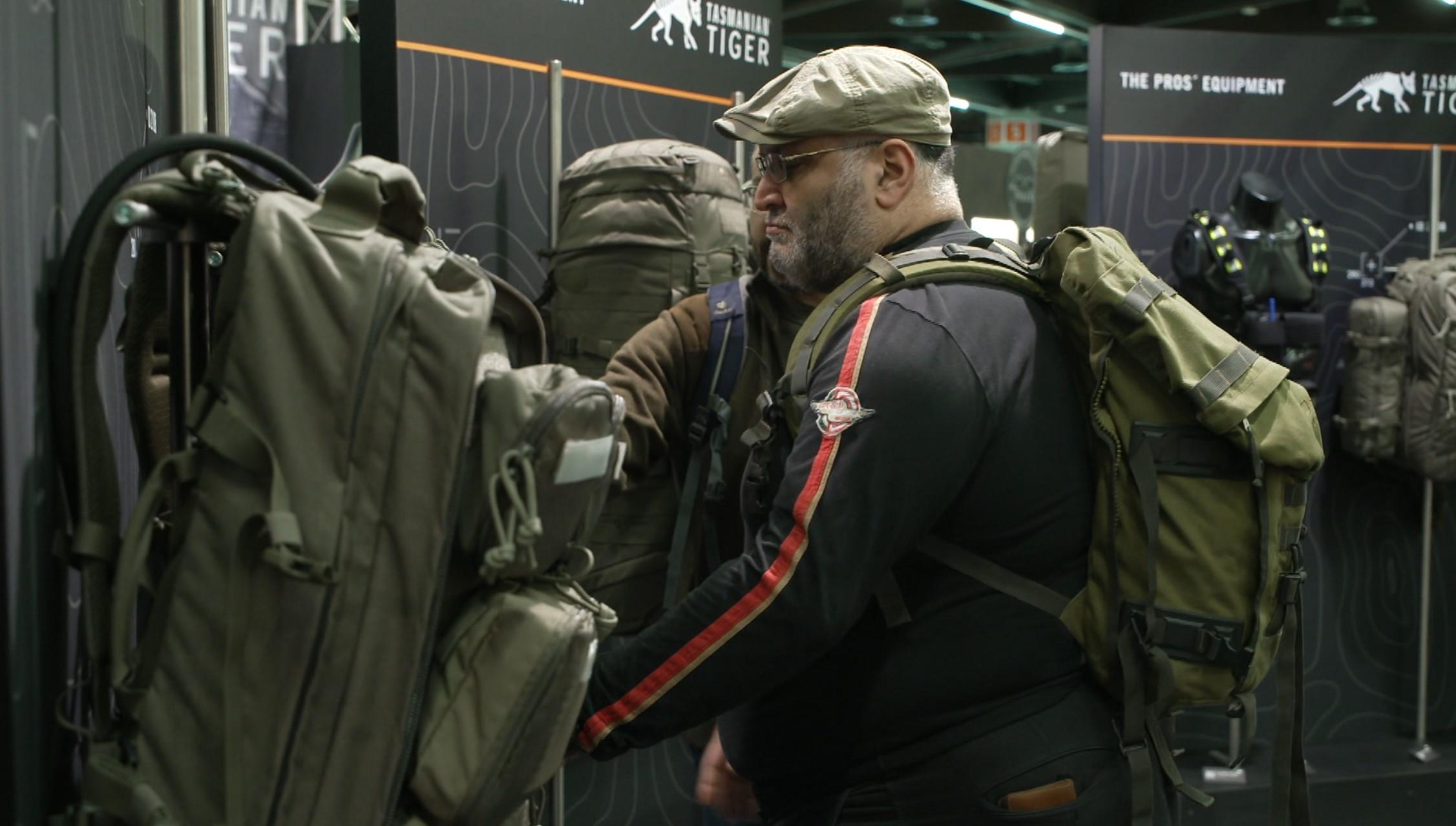 Messe mit Schutzausrüstungen wie Rucksäcken.