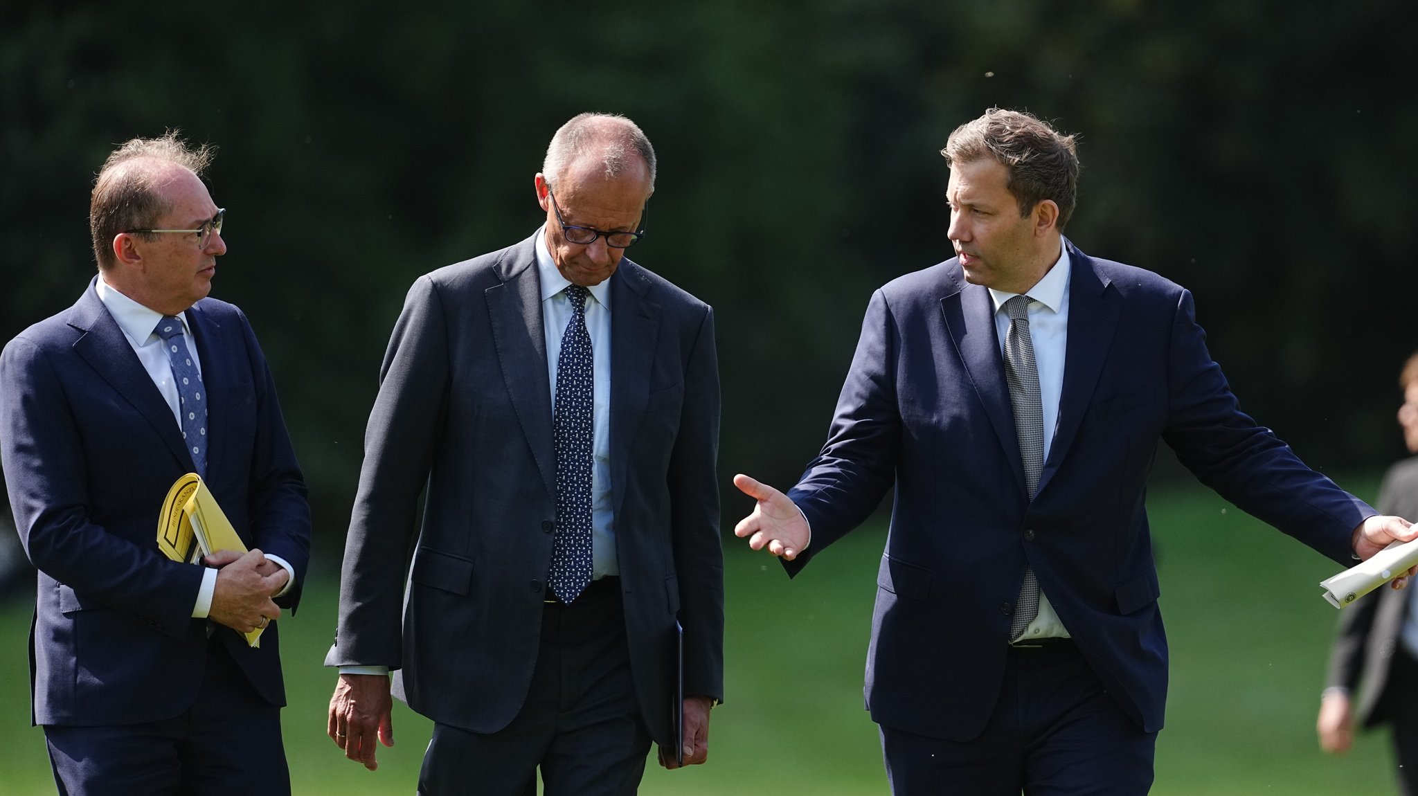 Alexander Dobrindt (CSU/Bundesinnenminister), Bundeskanzler Friedrich Merz (CDU) und Lars Klingbeil (SPD/Bundesminister der Finanzen, Vizekanzler und SPD-Bundesvorsitzender) | Bild: picture alliance/dpa | Kay Nietfeld Alexander Dobrindt (CSU/Bundesinnenminister), Bundeskanzler Friedrich Merz (CDU) und Lars Klingbeil (SPD/Bundesminister der Finanzen, Vizekanzler und SPD-Bundesvorsitzender)