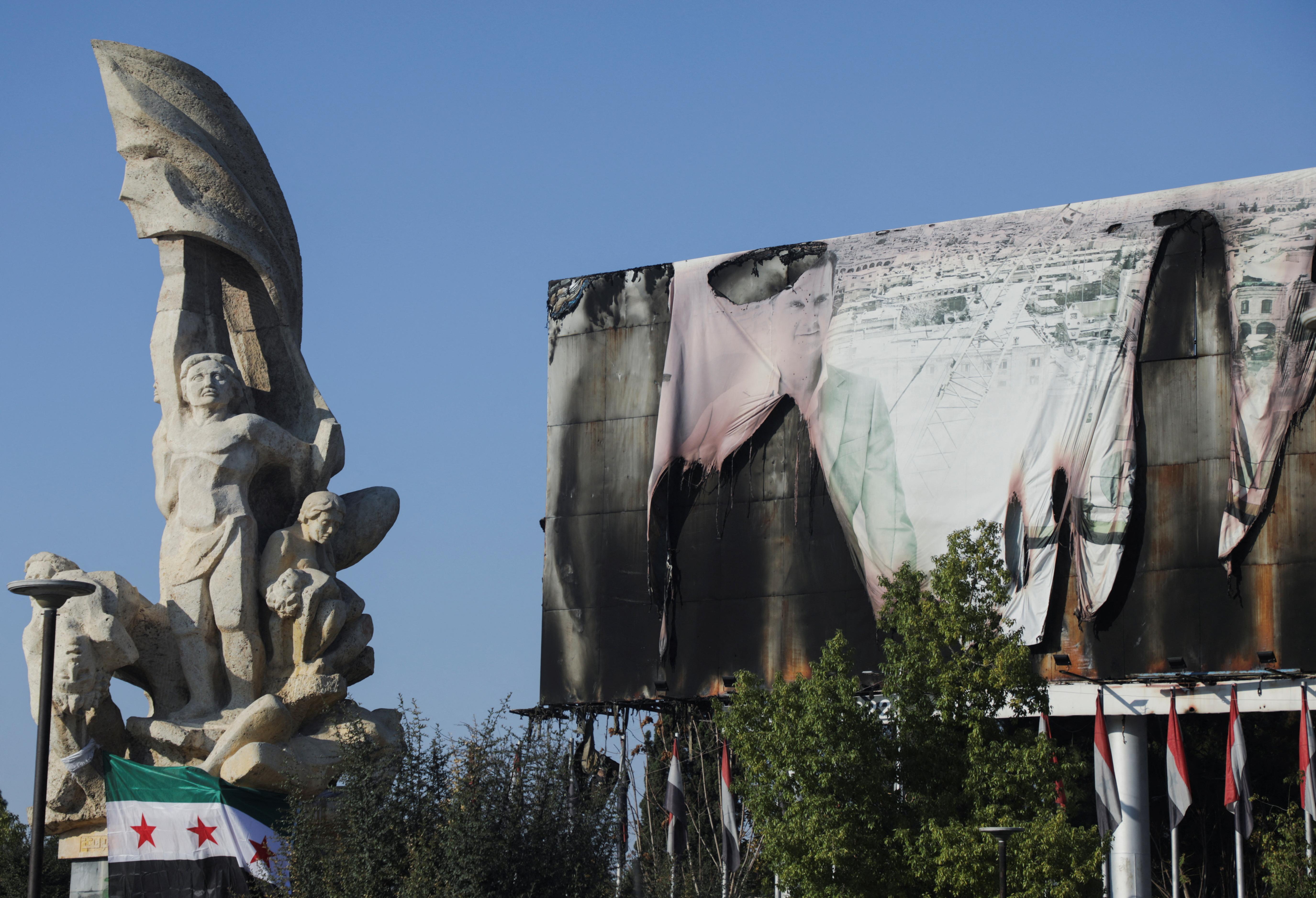30.11.2024: Zerstörtes Assad-Banner in Aleppo