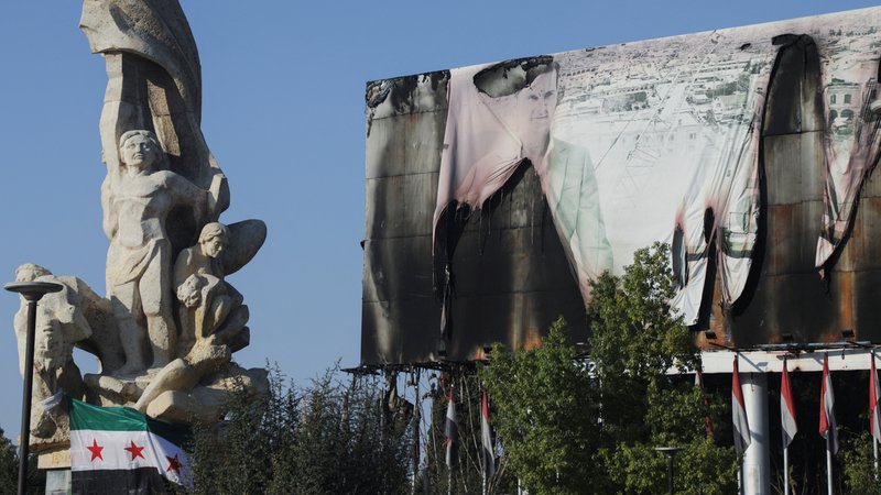 30.11.2024: Zerstörtes Assad-Banner in Aleppo | Bild: REUTERS/Mahmoud Hassano 30.11.2024: Zerstörtes Assad-Banner in Aleppo