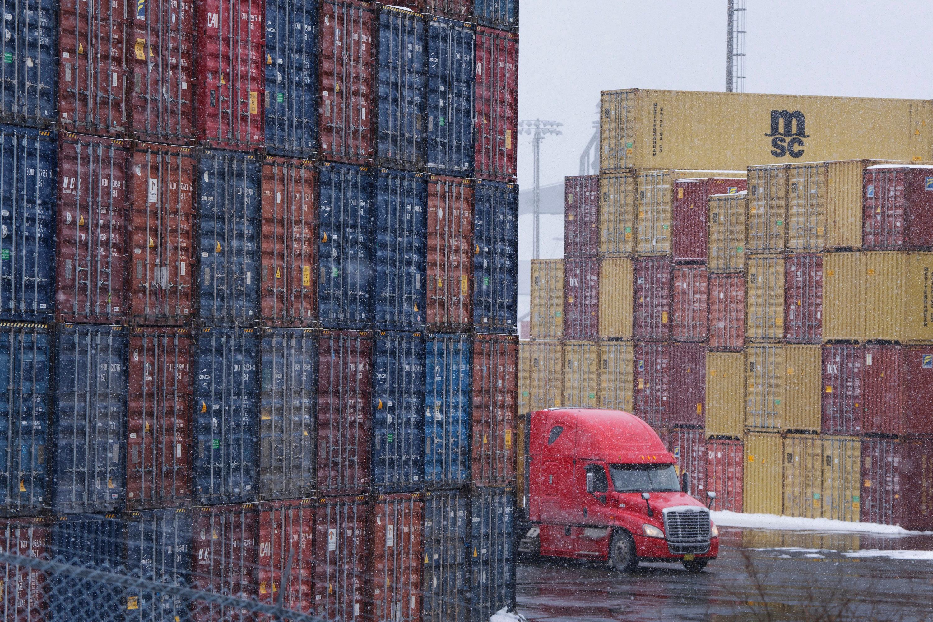03.02.2025, Kanada, Halifax: Schiffscontainer sind am Atlantic Hub Containerterminal in Halifax zu sehen, einen Tag vor der Einführung von Zöllen durch US-Präsident Trump gegen Kanada.