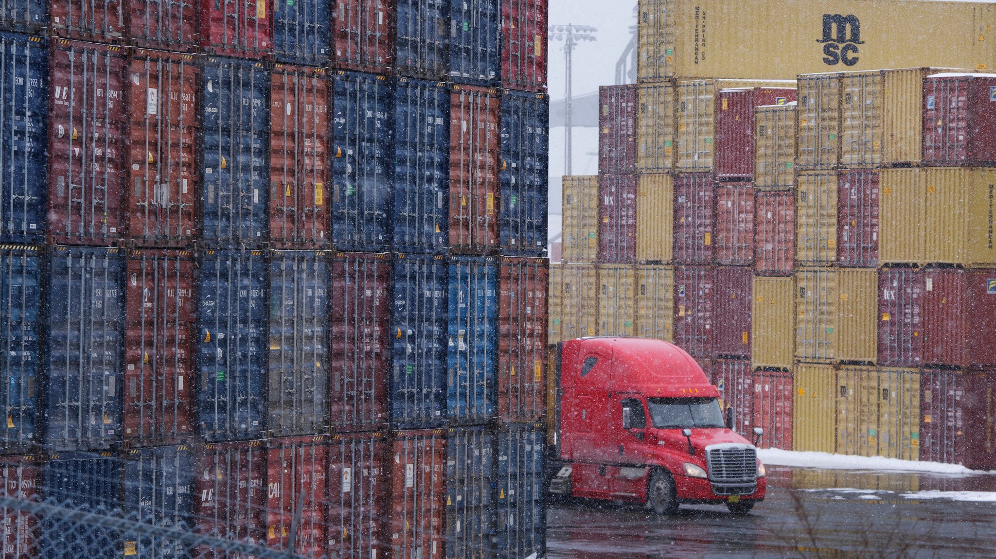 03.02.2025, Kanada, Halifax: Schiffscontainer sind am Atlantic Hub Containerterminal in Halifax zu sehen, einen Tag vor der Einführung von Zöllen durch US-Präsident Trump gegen Kanada.