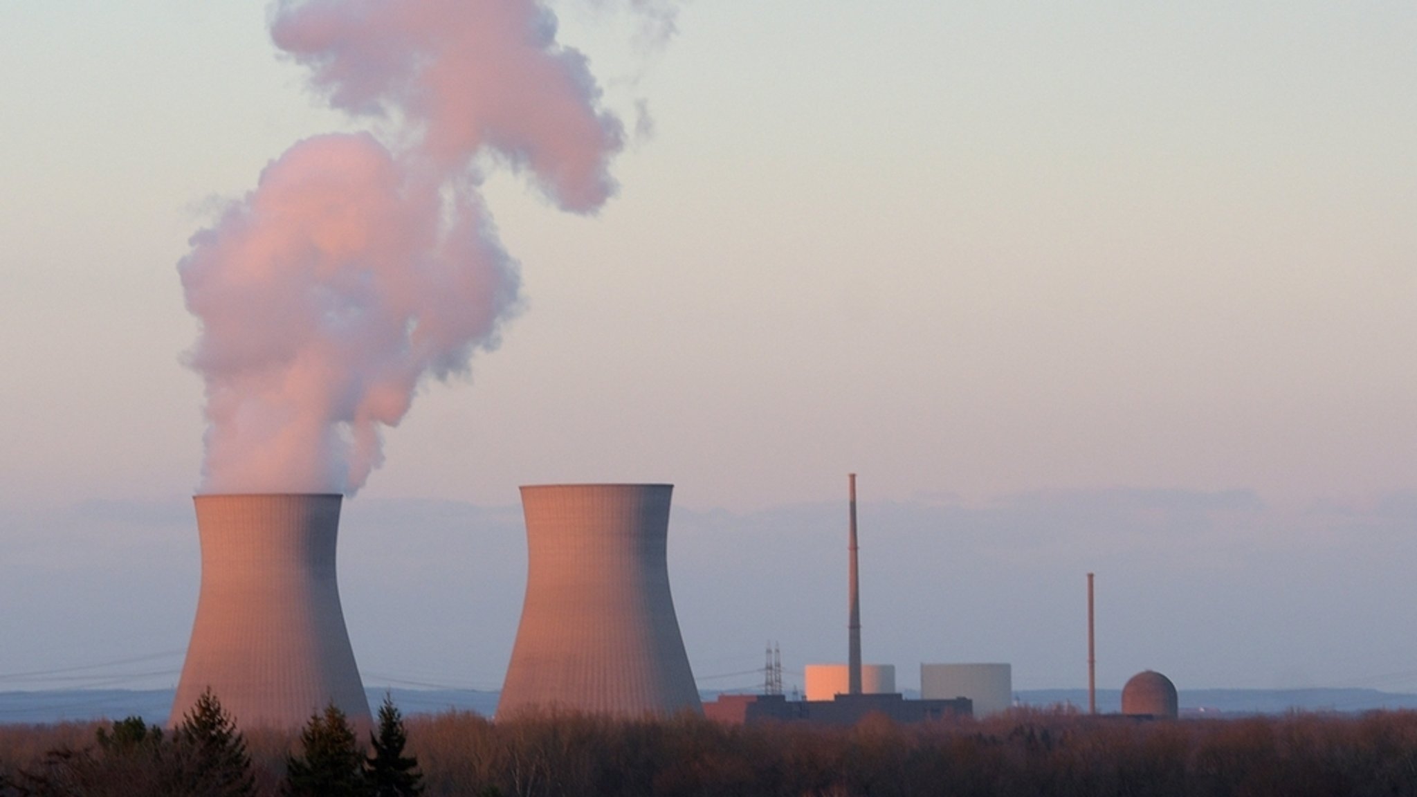 Gundremmingen: Am Atomkraftwerk Gundremmingen kommt aus dem Kühlturm des Blocks C Wasserdampf. 