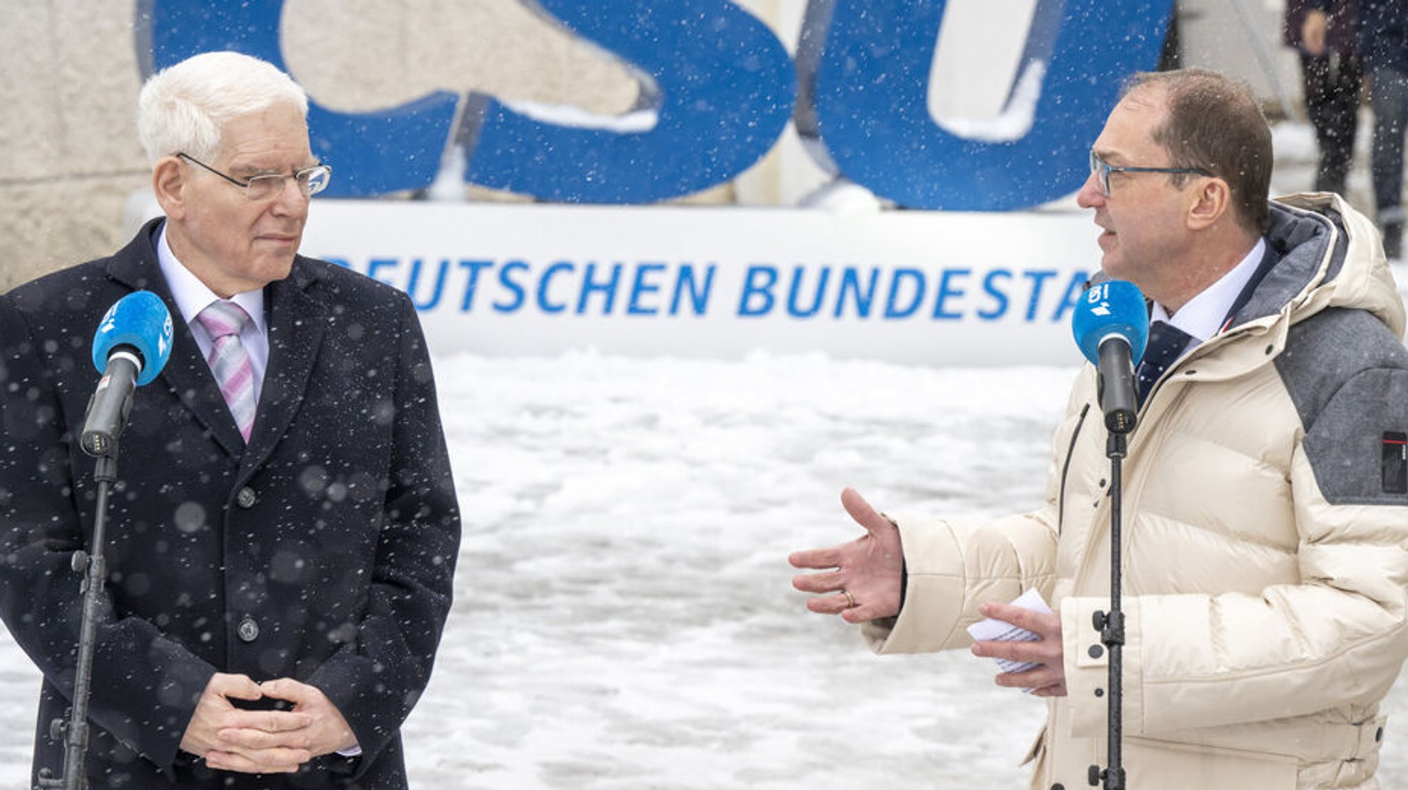 Bayern, Seeon: Josef Schuster (l), Präsident des Zentralrates der Juden in Deutschland, und Alexander Dobrindt, CSU-Landesgruppenchef, geben während der Winterklausur der CSU im Bundestag im Kloster Seeon ein Pressestatement.