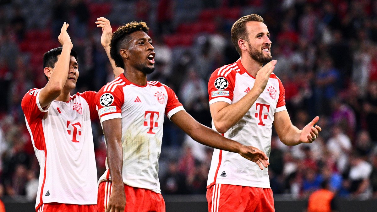 Die Spieler des FC Bayern feiern nach dem Sieg über Manchester United.